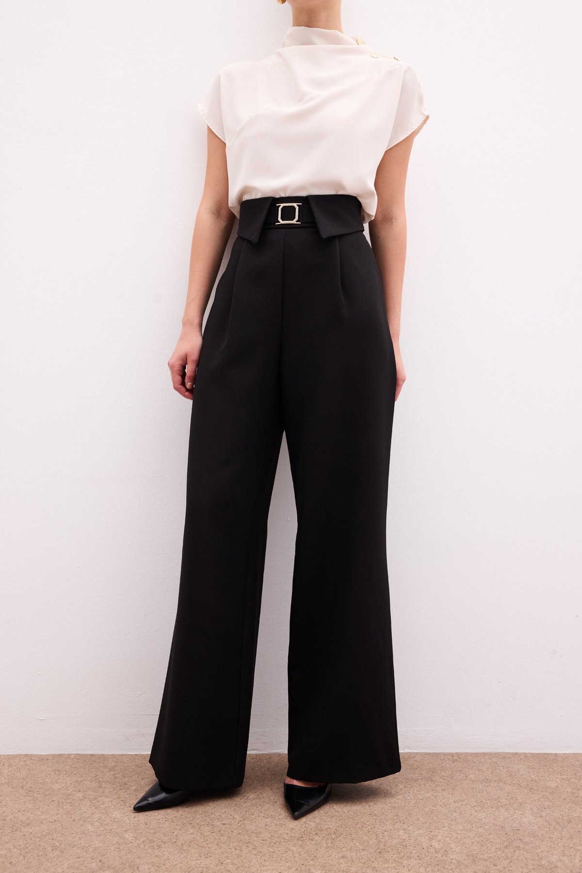 Bel Detaylı Geniş Paça Pantolon - Siyah