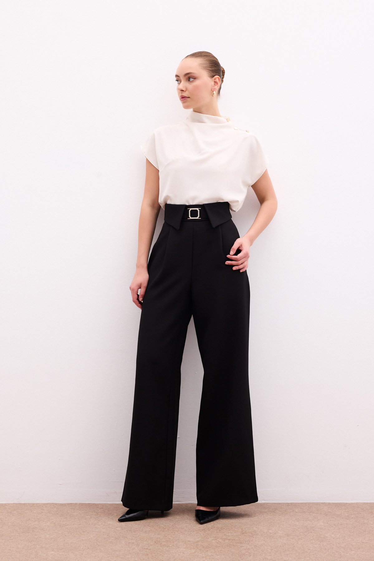 Bel Detaylı Geniş Paça Pantolon - Siyah