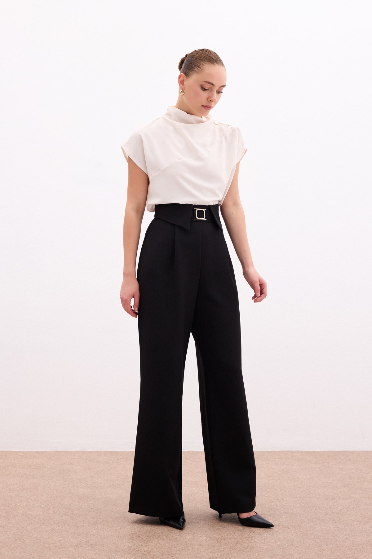 Bel Detaylı Geniş Paça Pantolon - Siyah