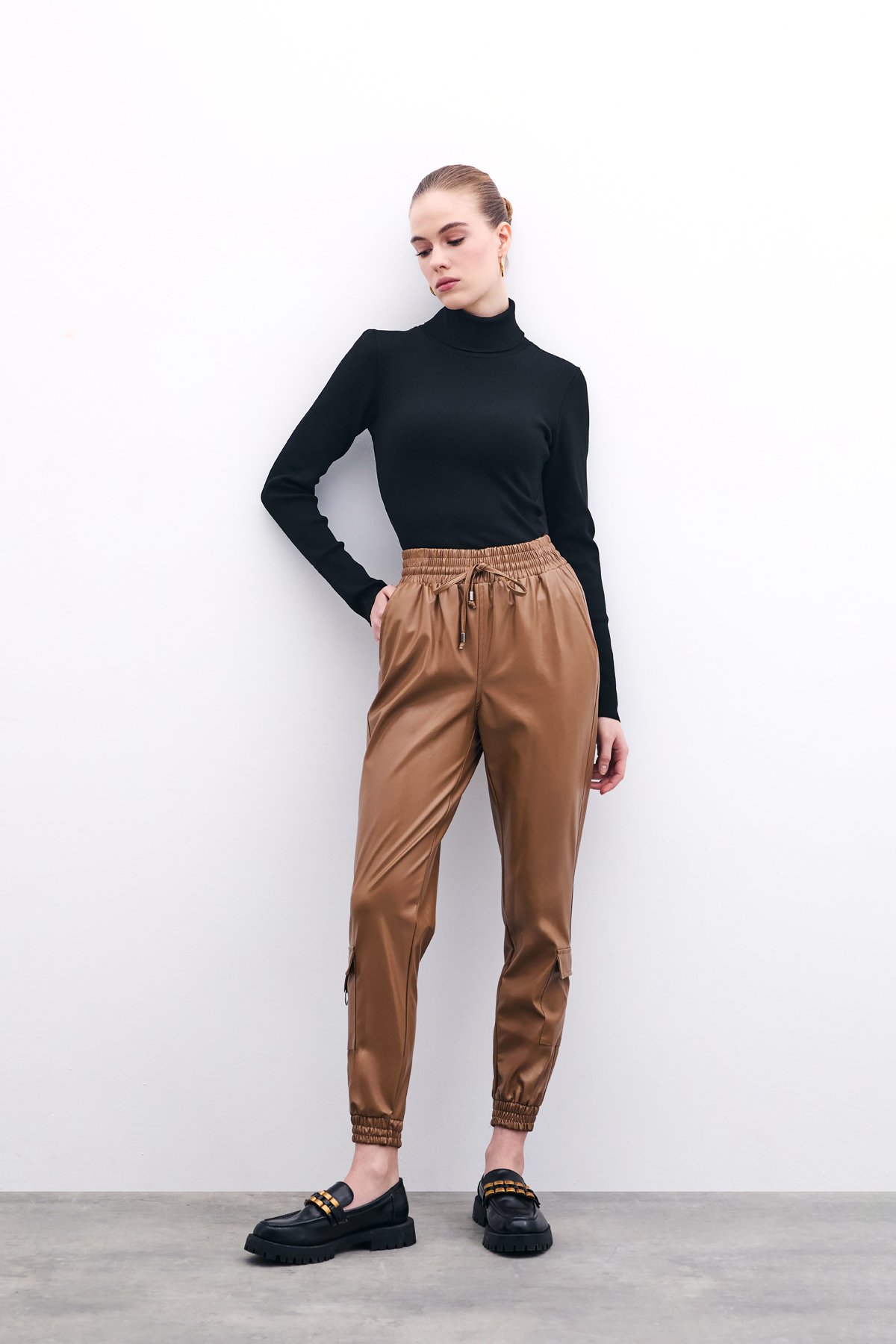 Bel Lastikli Deri Jogger Pantolon - Bej