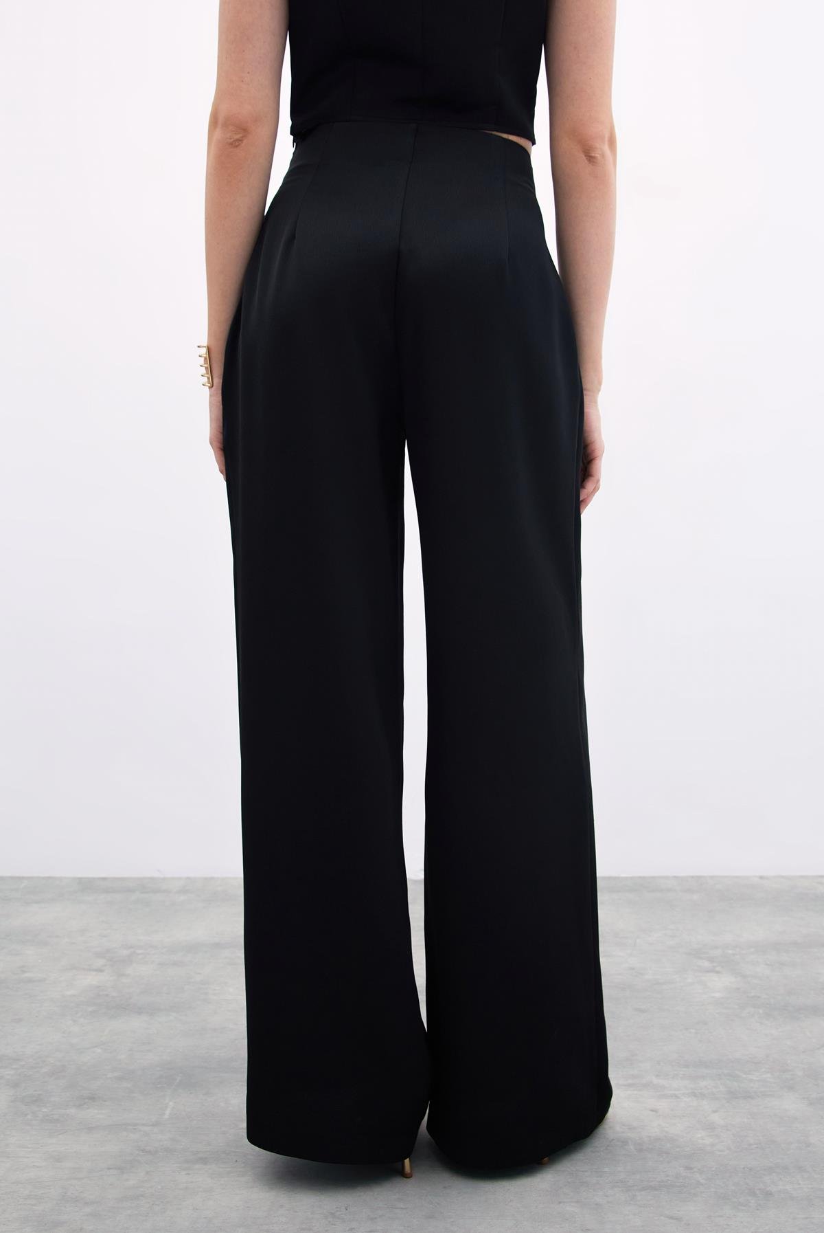 Bel Tokalı Saten Pantolon - Siyah