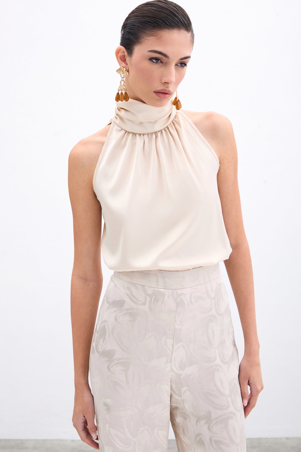 Boğazlı Kolsuz Bluz - Bej