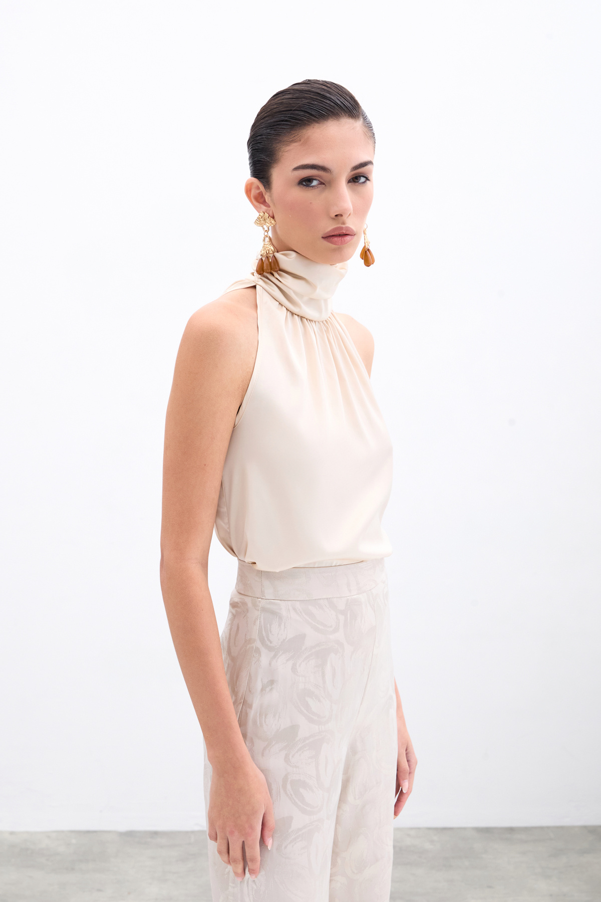 Boğazlı Kolsuz Bluz - Bej