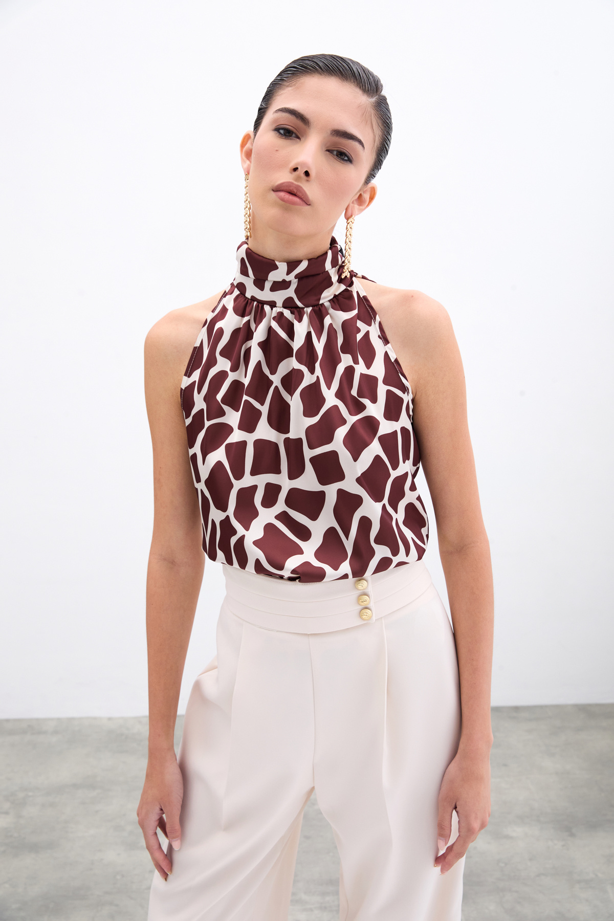 Boğazlı Kolsuz Bluz - Bej-Kahve