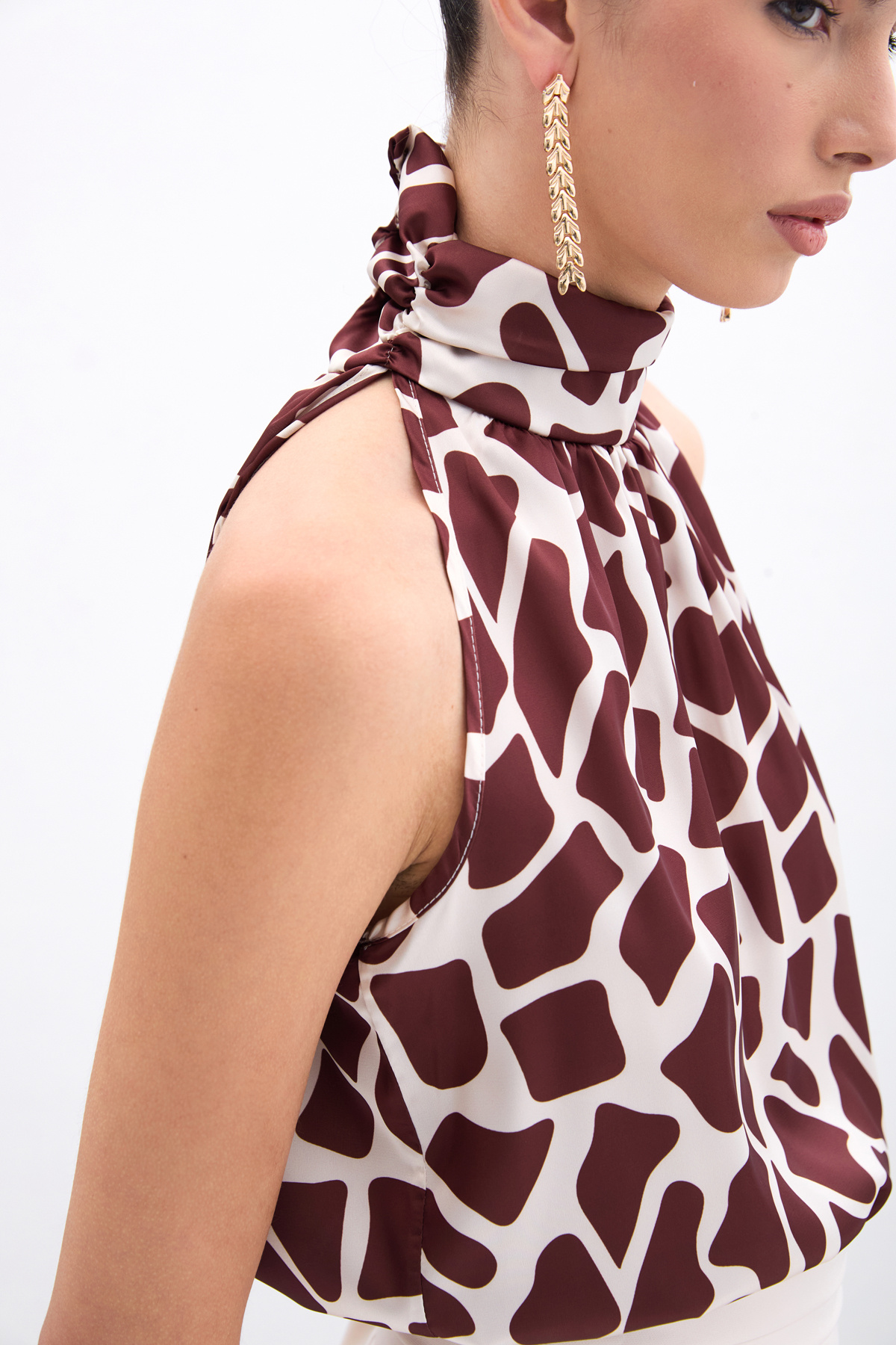 Boğazlı Kolsuz Bluz - Bej-Kahve