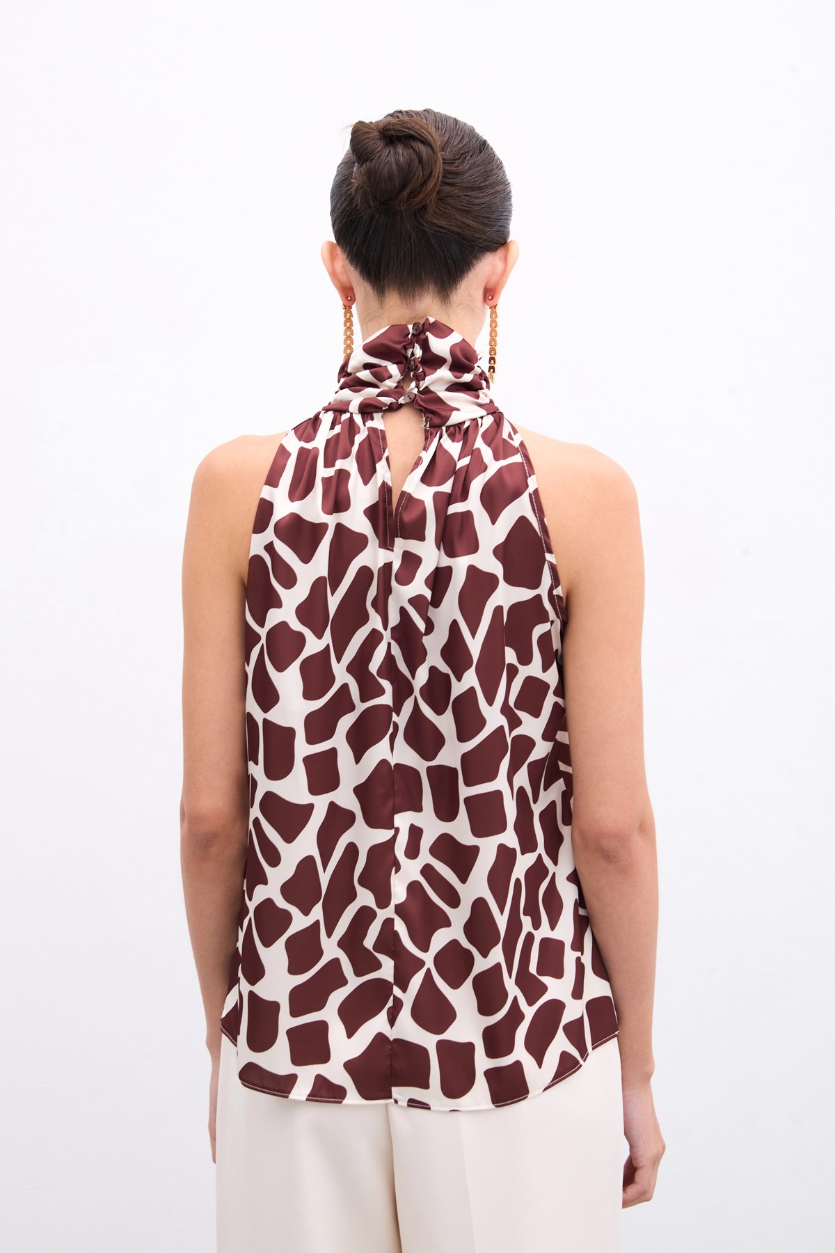 Boğazlı Kolsuz Bluz - Bej-Kahve