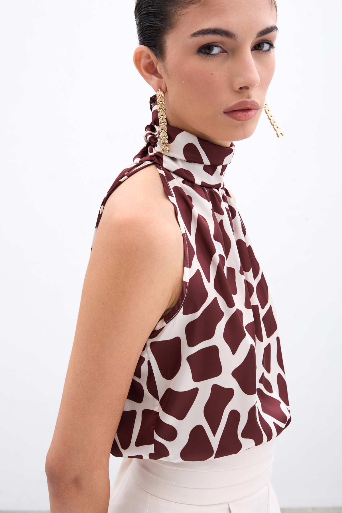 Boğazlı Kolsuz Bluz - Bej-Kahve