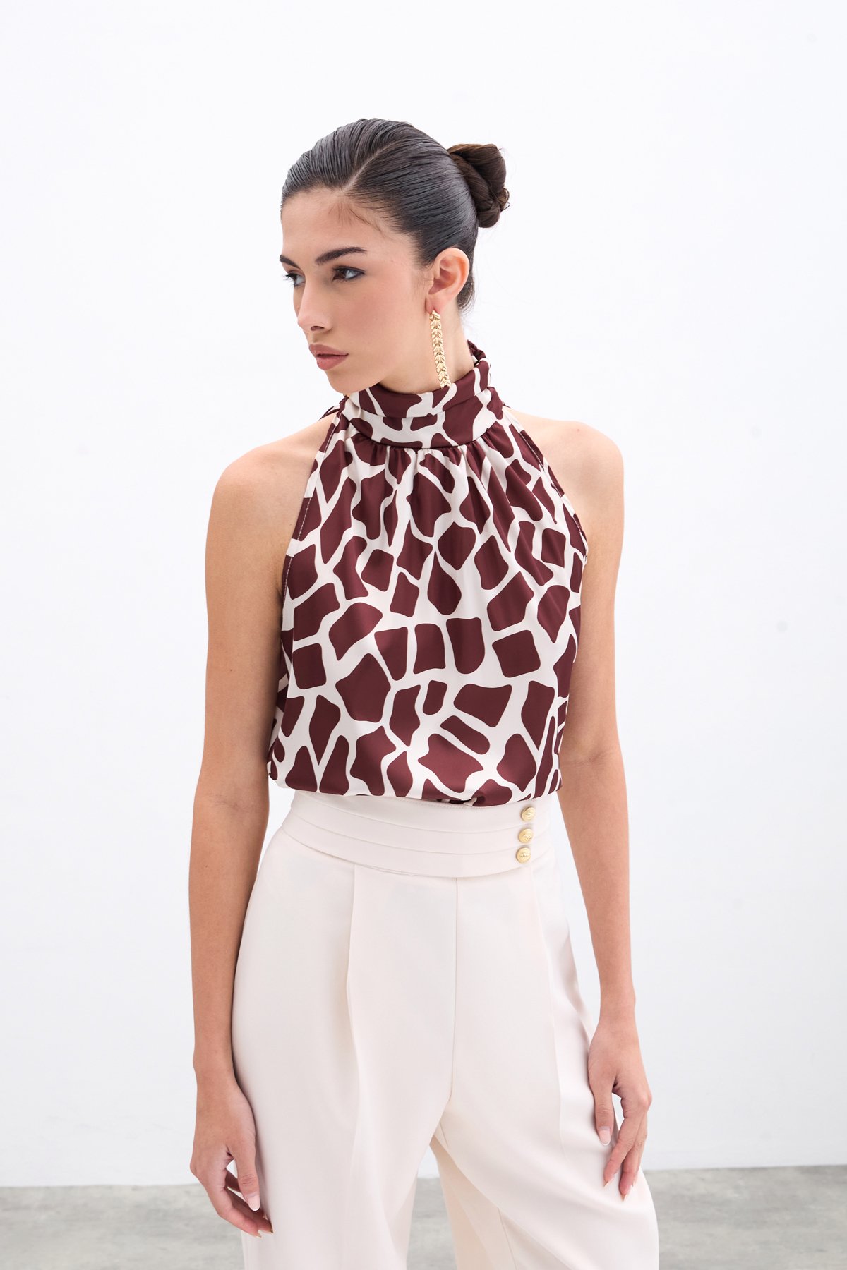 Boğazlı Kolsuz Bluz - Bej-Kahve