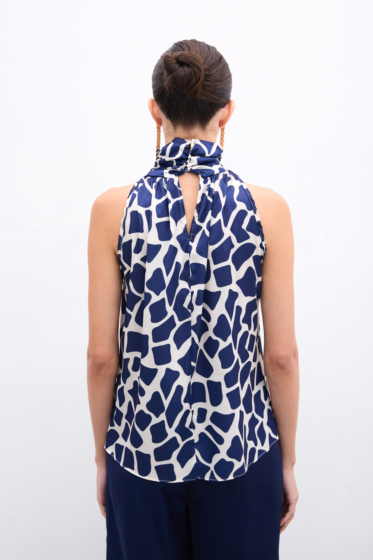 Boğazlı Kolsuz Bluz - Bej-Lacivert