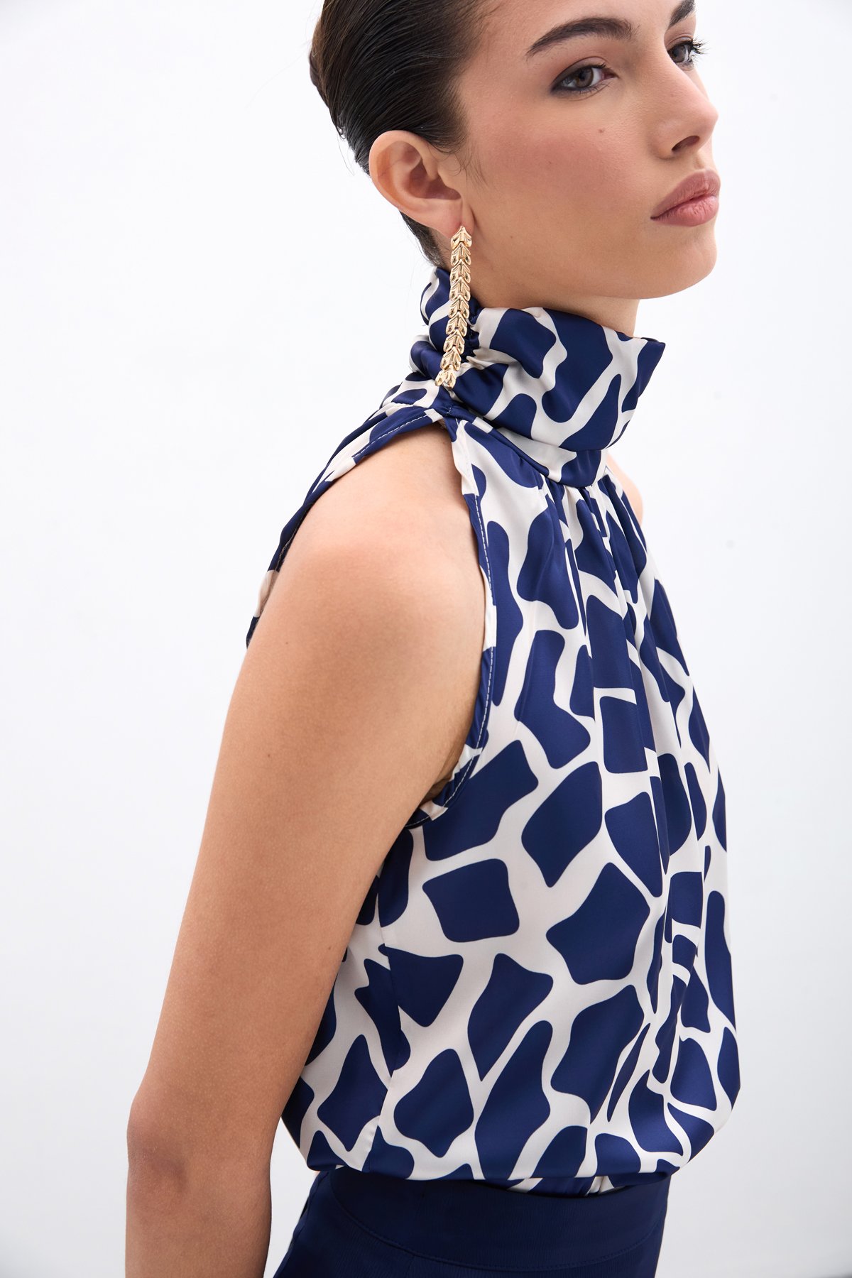 Boğazlı Kolsuz Bluz - Bej-Lacivert