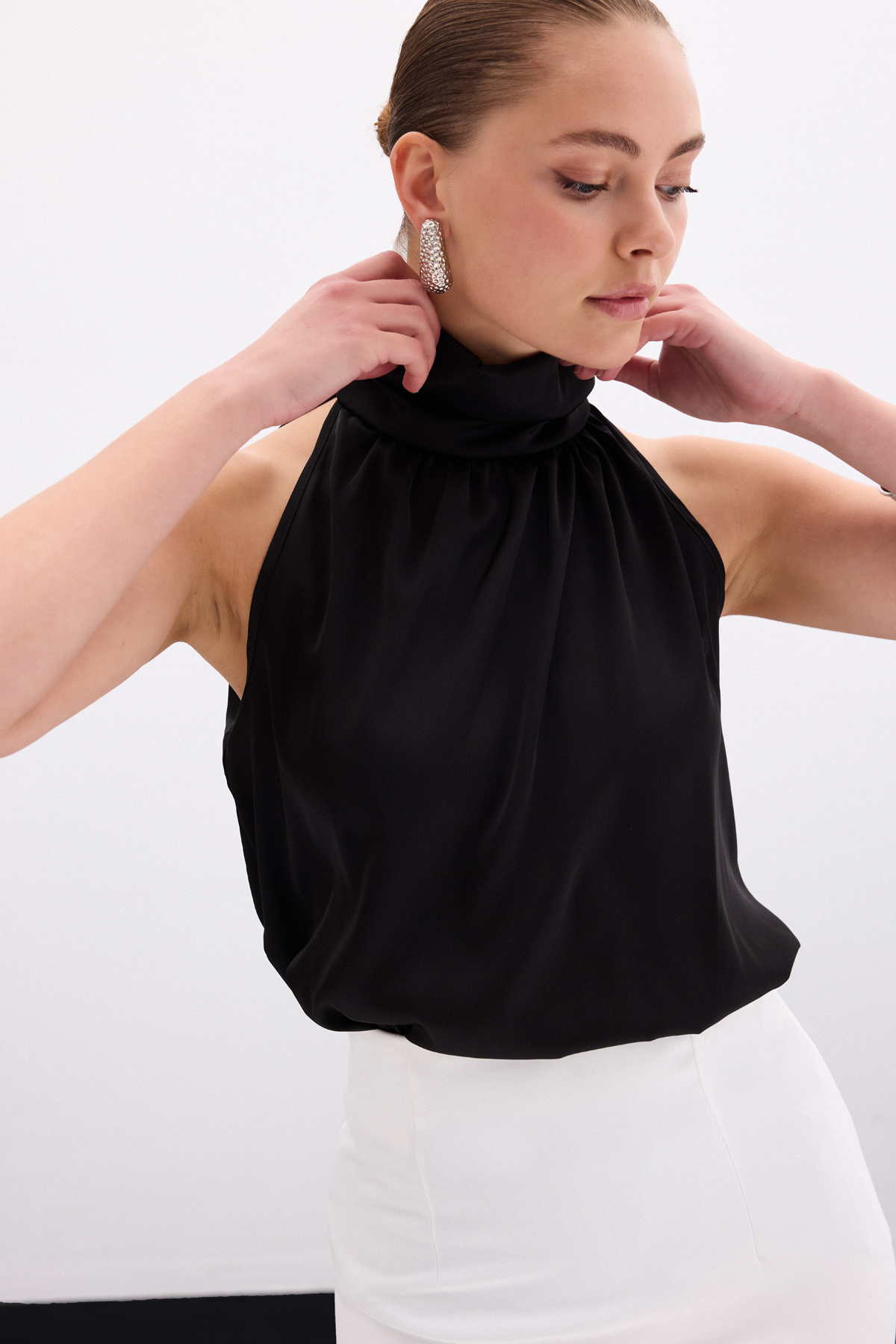 Boğazlı Kolsuz Bluz - Düz Siyah