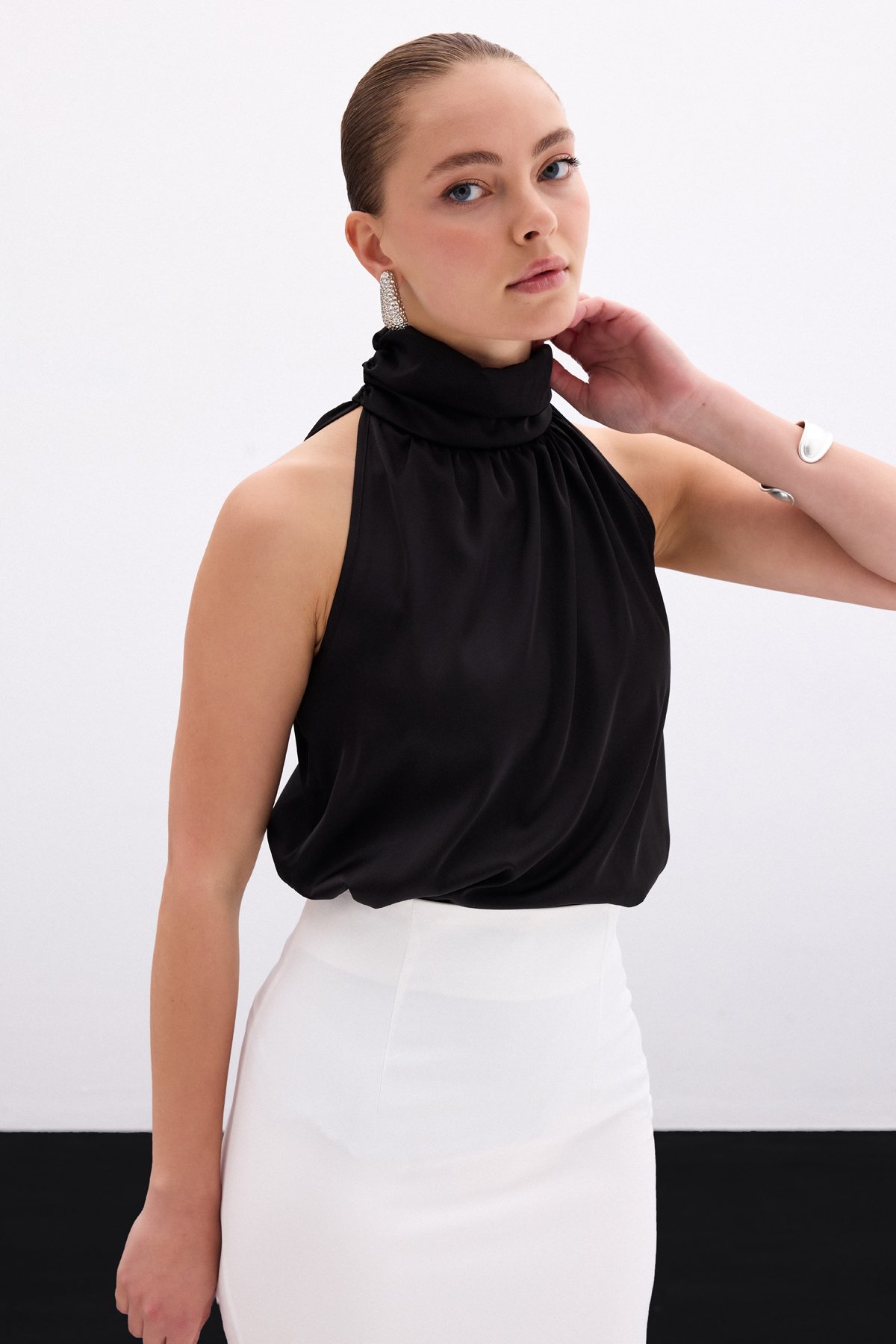 Boğazlı Kolsuz Bluz - Düz Siyah