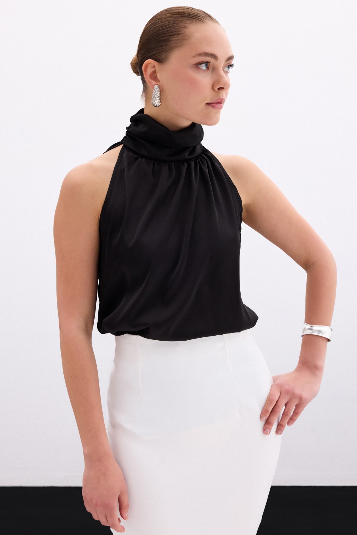Boğazlı Kolsuz Bluz - Düz Siyah