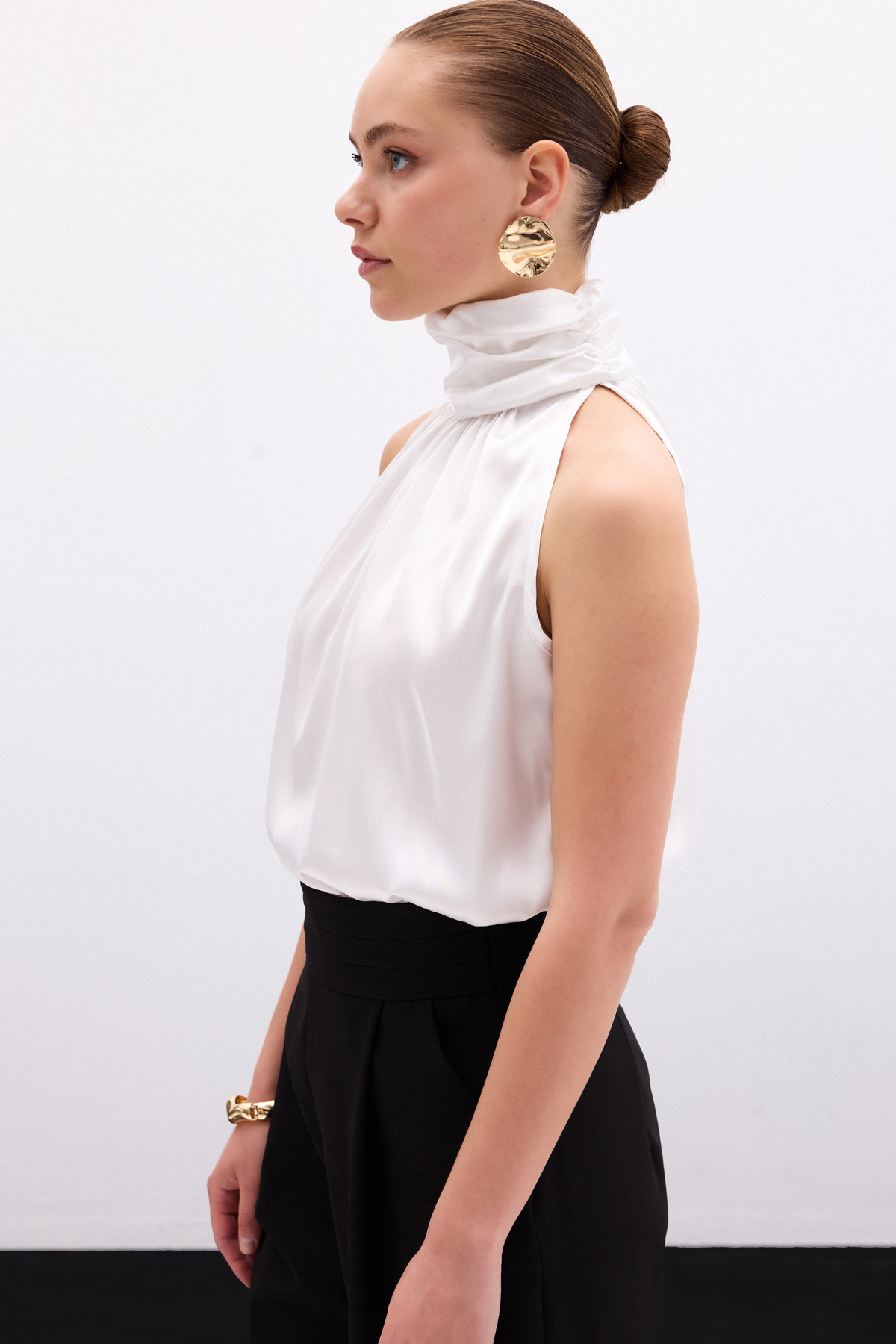 Boğazlı Kolsuz Bluz - Ekru