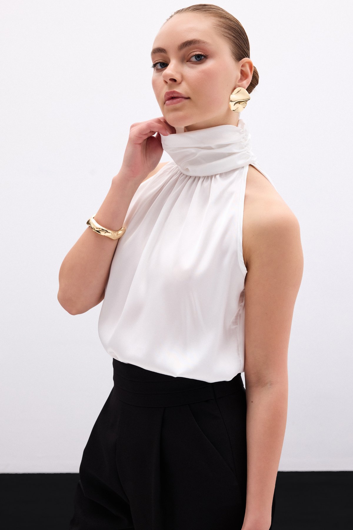 Boğazlı Kolsuz Bluz - Ekru