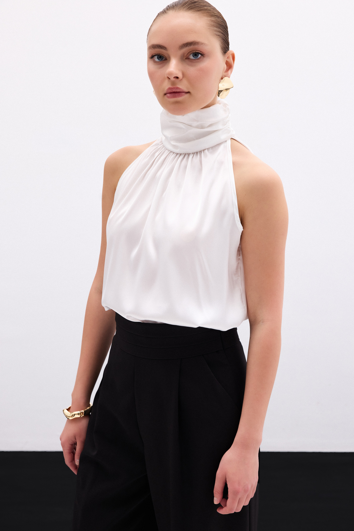 Boğazlı Kolsuz Bluz - Ekru