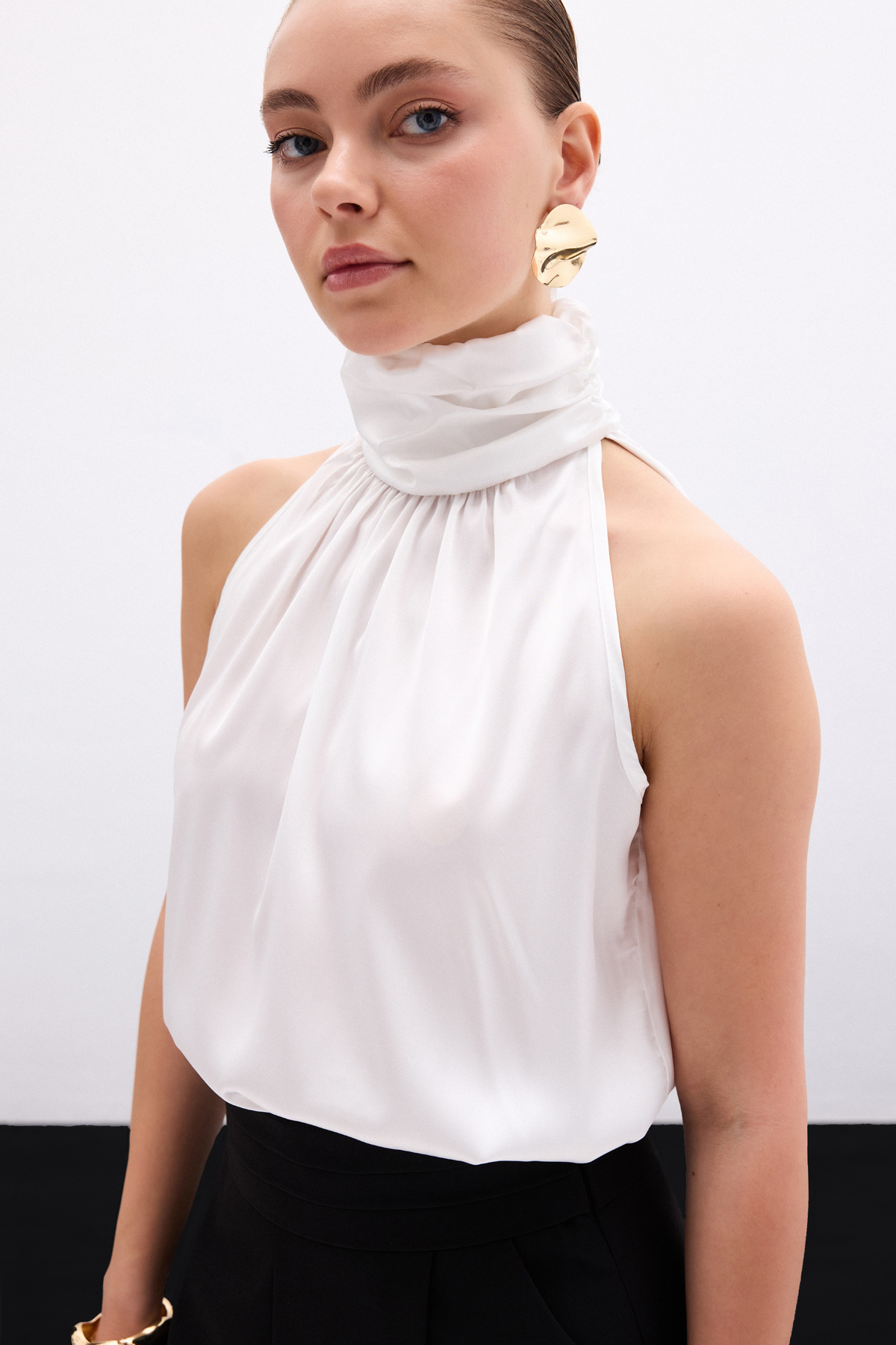 Boğazlı Kolsuz Bluz - Ekru