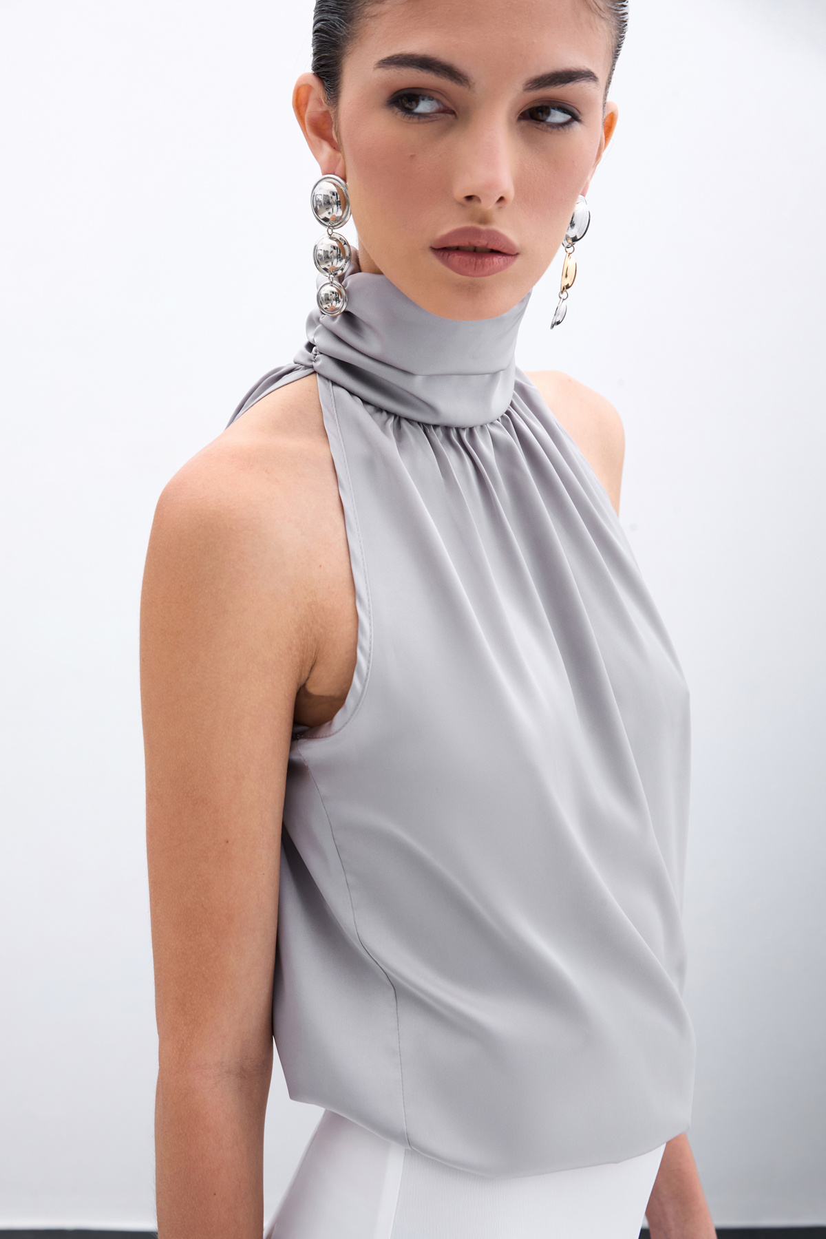 Boğazlı Kolsuz Bluz - Gri