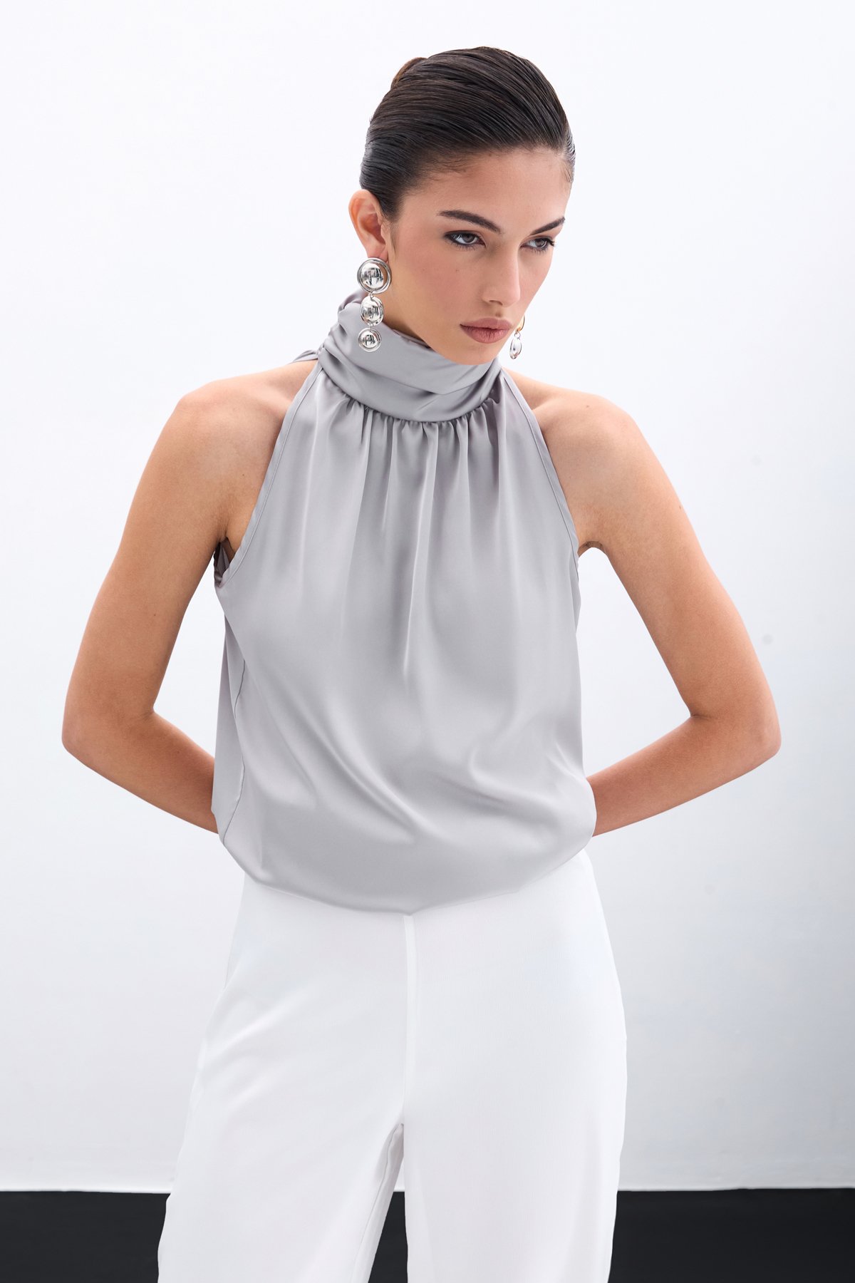 Boğazlı Kolsuz Bluz - Gri