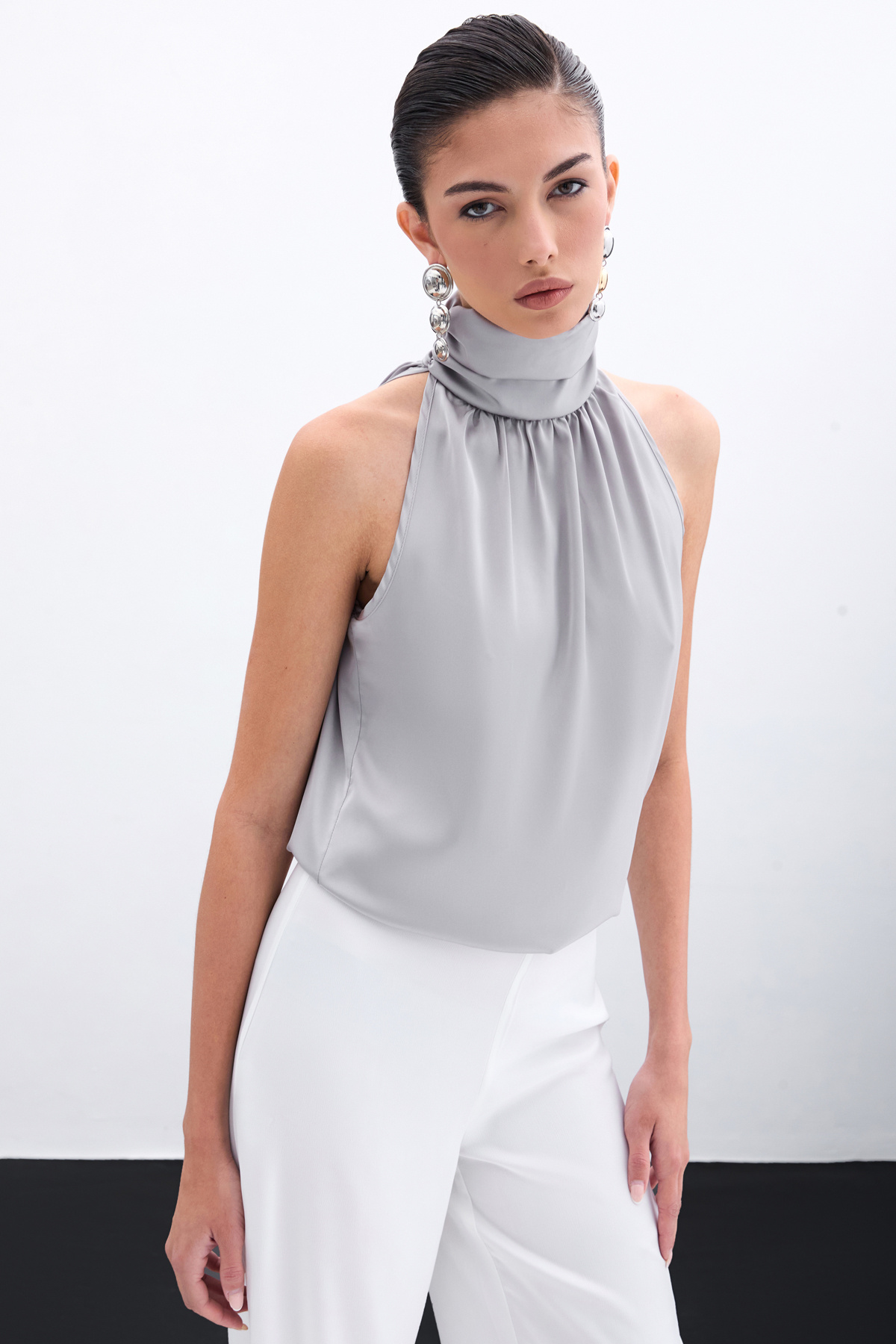 Boğazlı Kolsuz Bluz - Gri