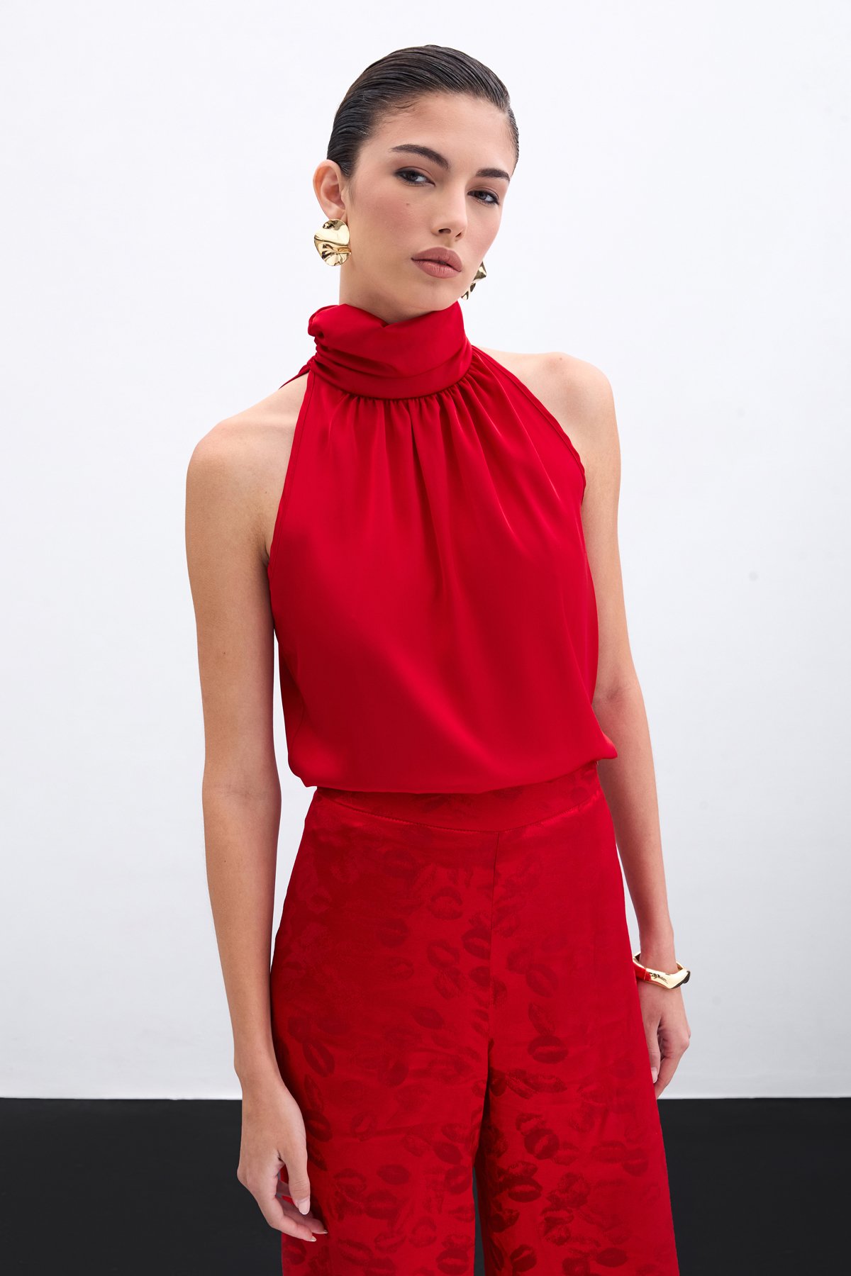 Boğazlı Kolsuz Bluz - Kırmızı