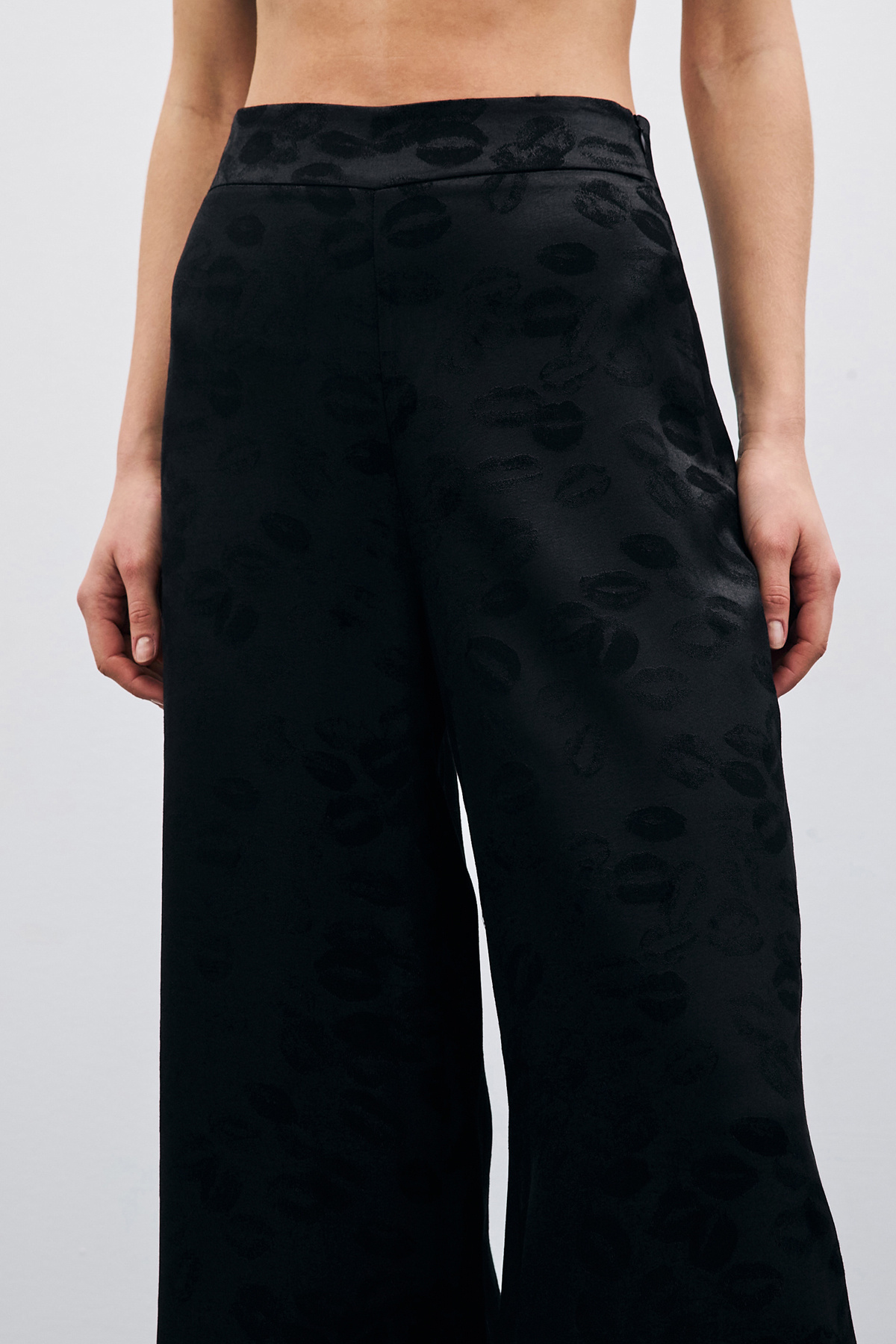 Bol Paça Desenli Pantolon - Siyah