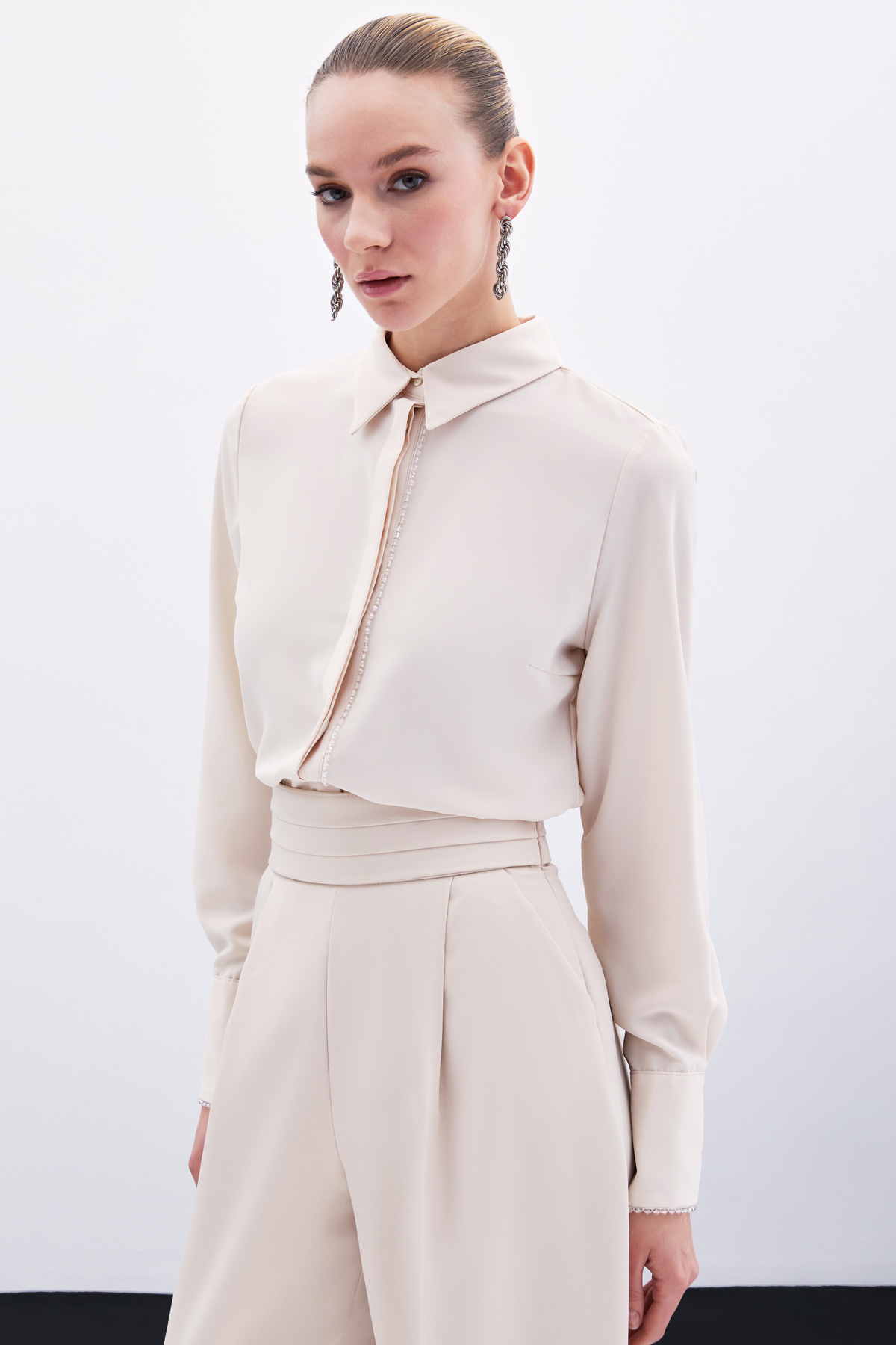 Boncuk Aksesuarlı Gömlek - Bej