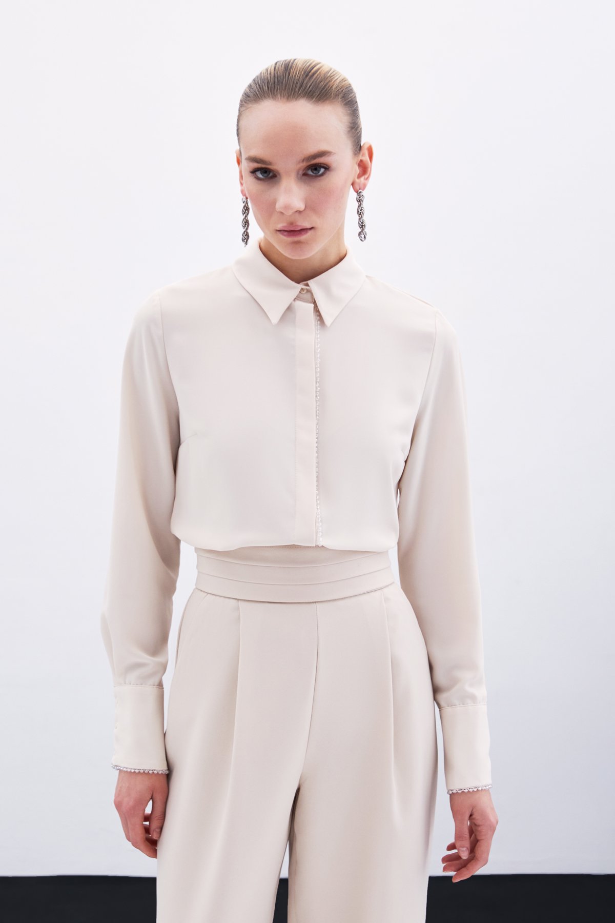 Boncuk Aksesuarlı Gömlek - Bej