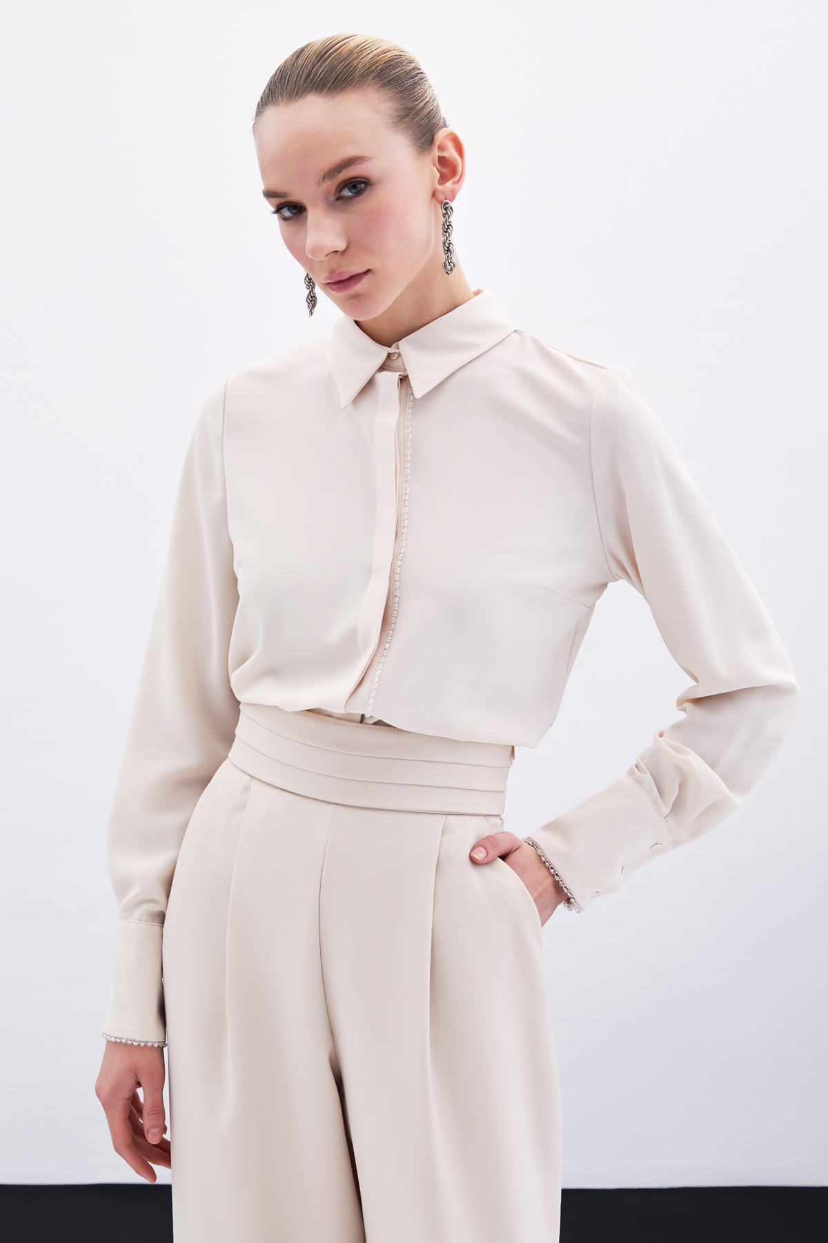 Boncuk Aksesuarlı Gömlek - Bej