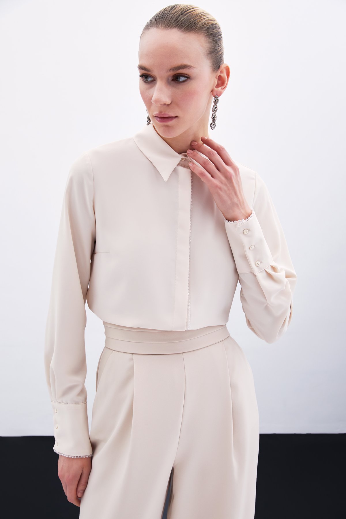 Boncuk Aksesuarlı Gömlek - Bej