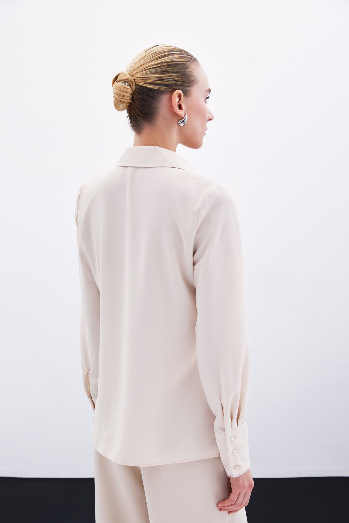 Boncuk Aksesuarlı Gömlek - Bej