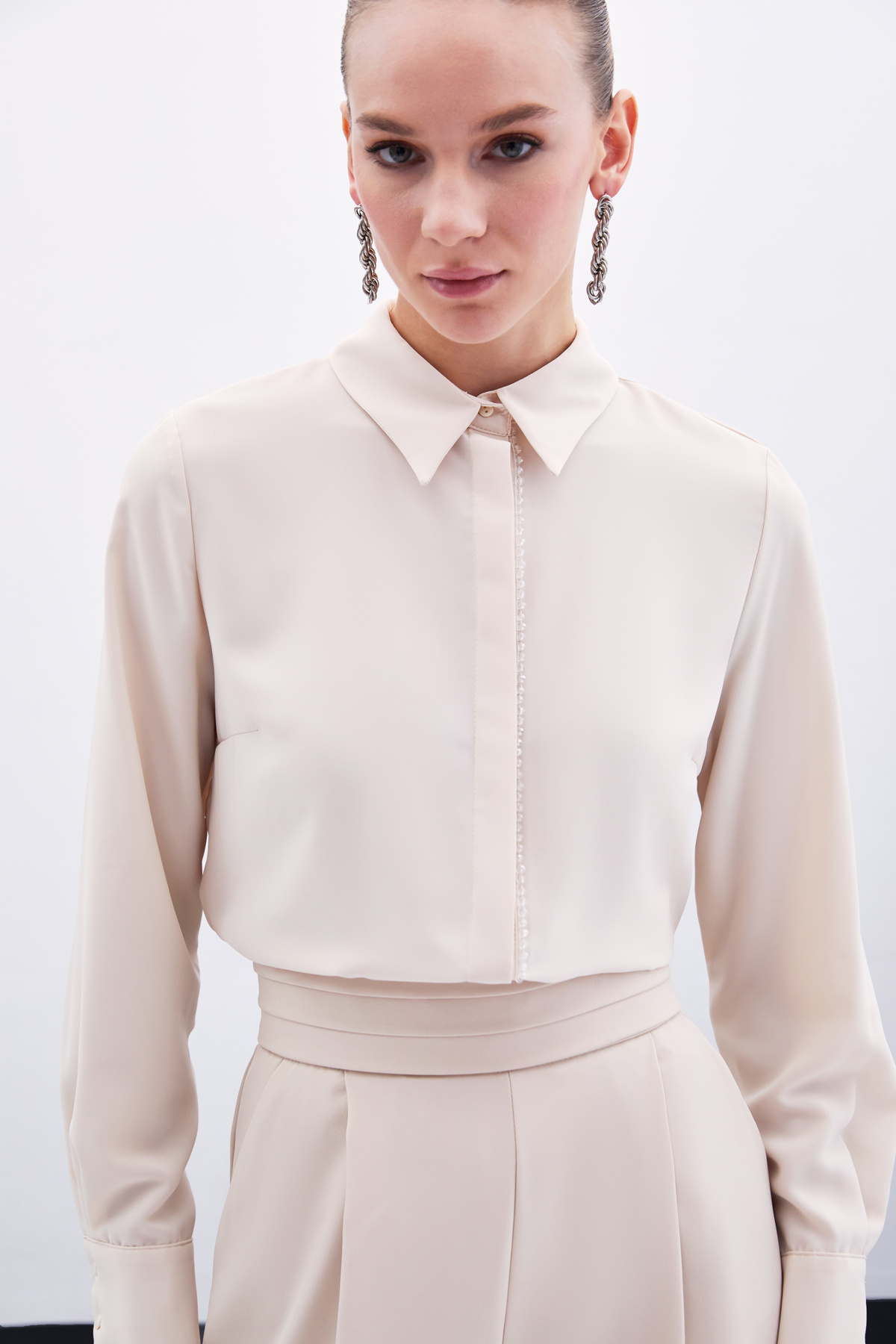 Boncuk Aksesuarlı Gömlek - Bej