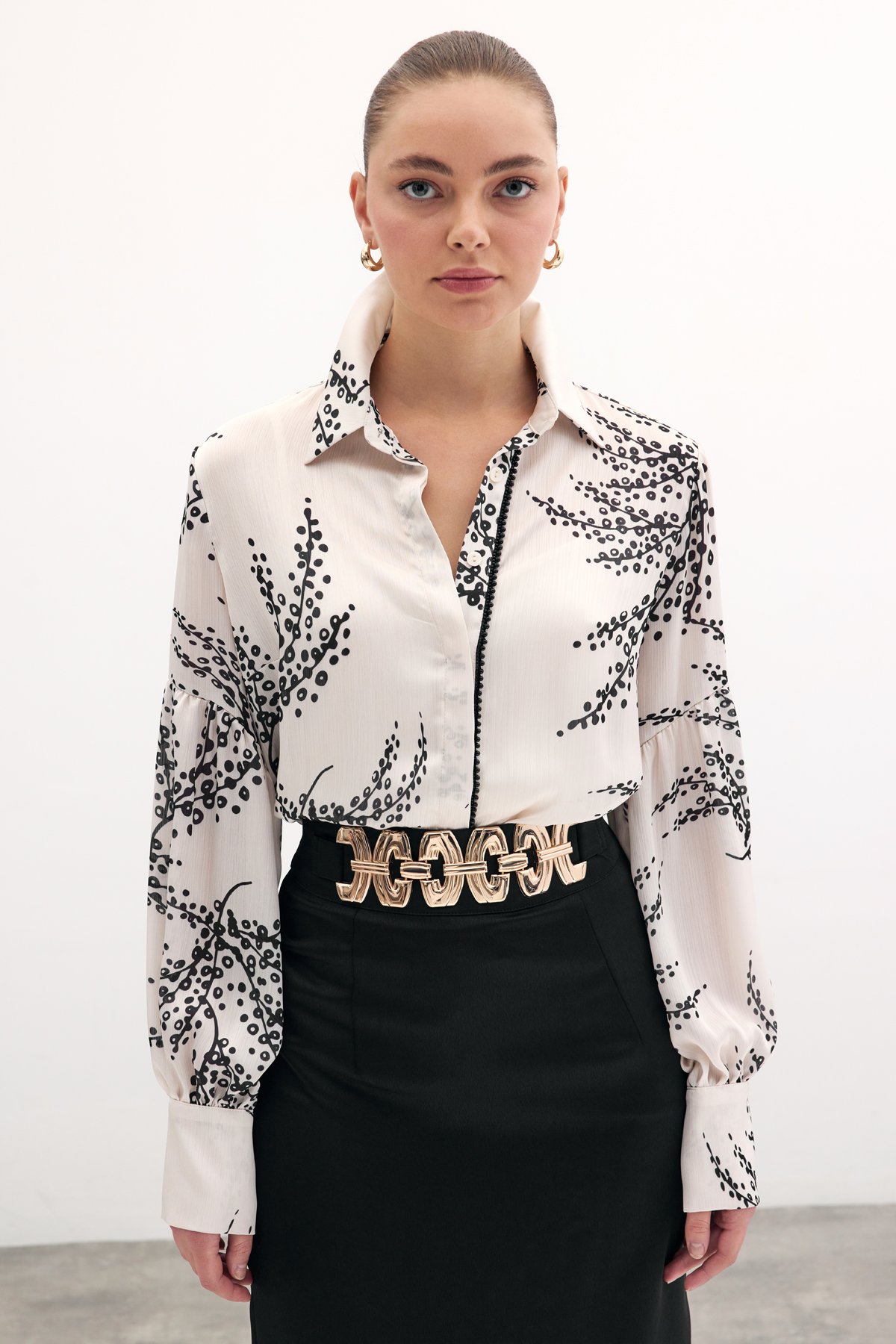 Boncuk Aksesuarlı Gömlek - Desenli Bej