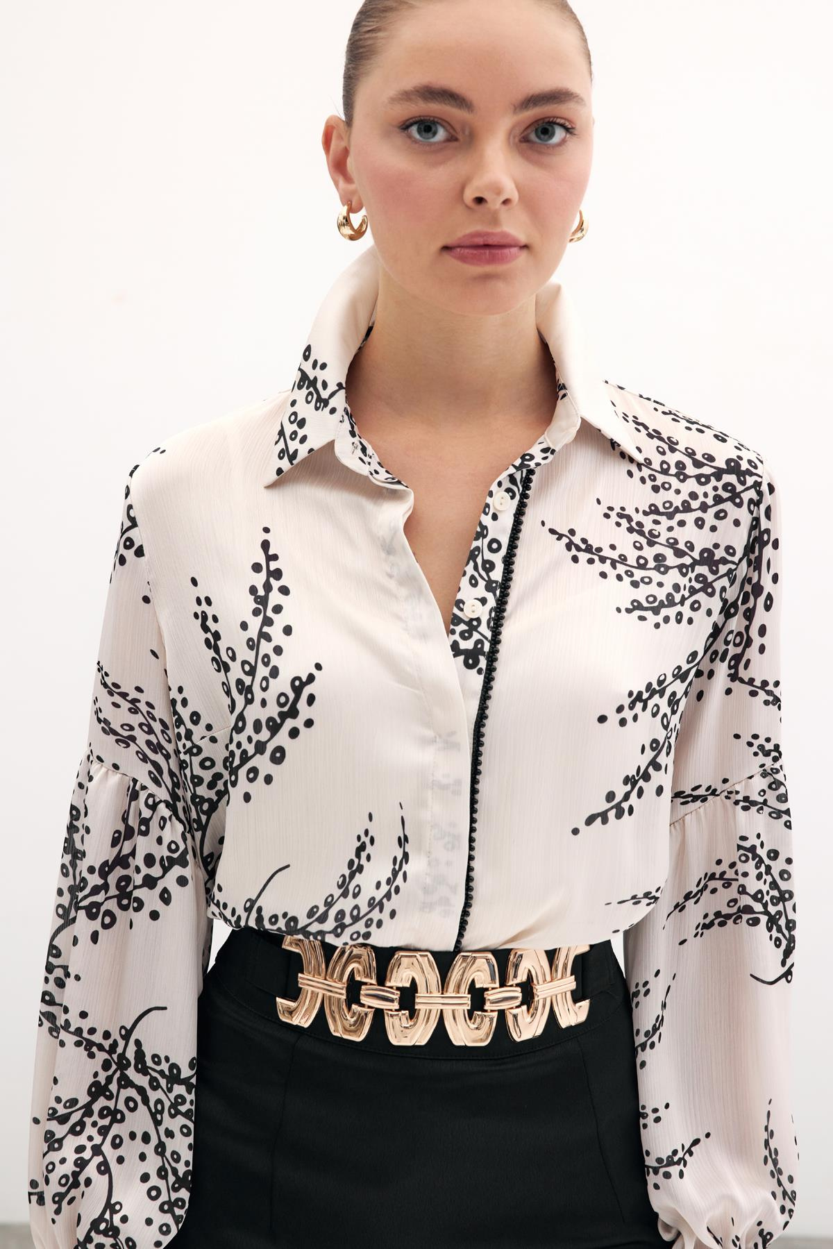 Boncuk Aksesuarlı Gömlek - Desenli Bej