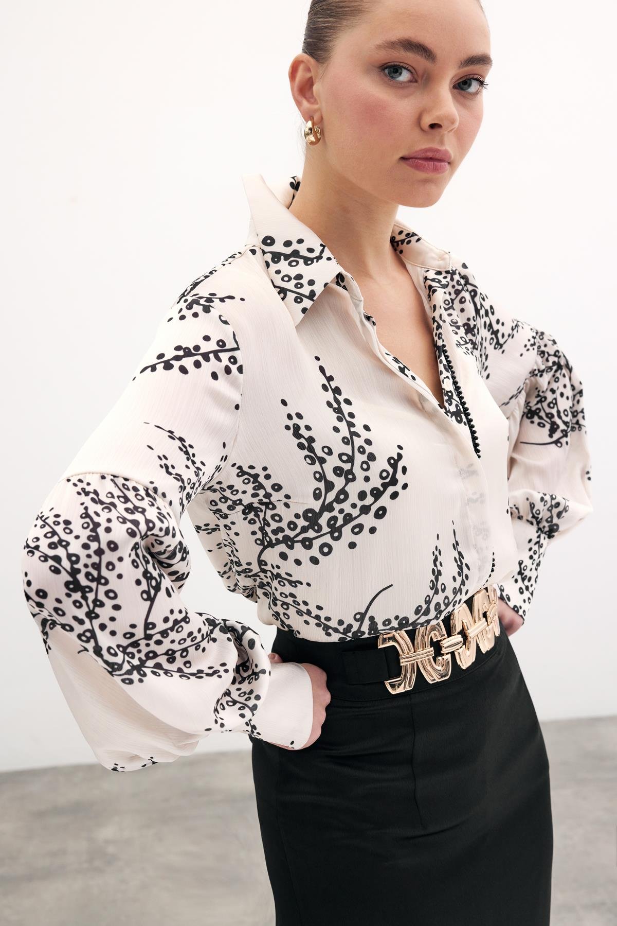 Boncuk Aksesuarlı Gömlek - Desenli Bej