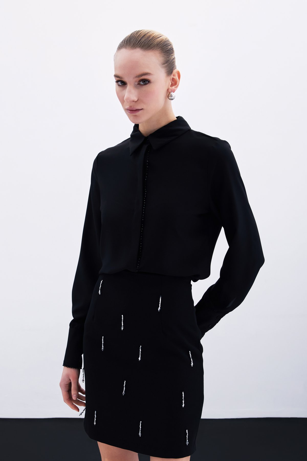 Boncuk Aksesuarlı Gömlek - Siyah