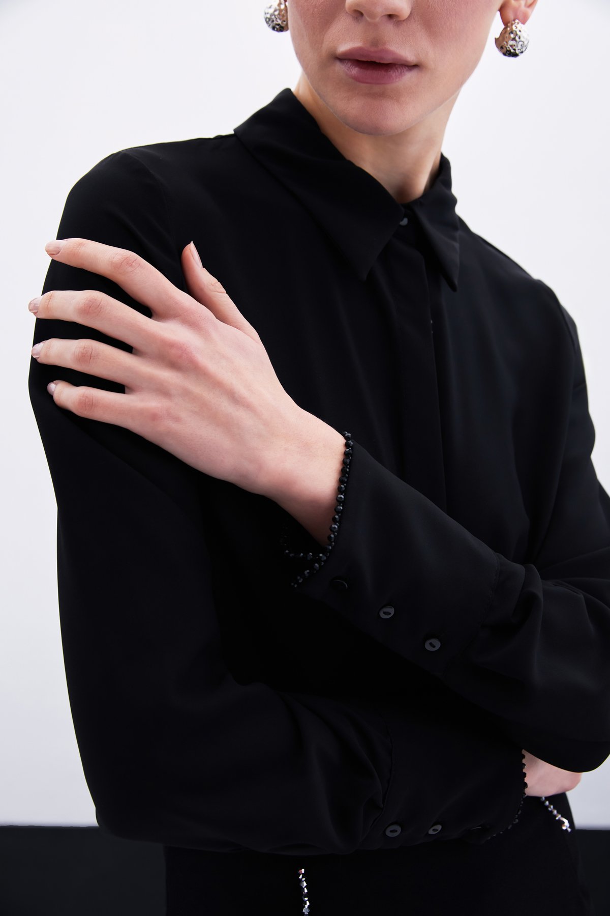 Boncuk Aksesuarlı Gömlek - Siyah