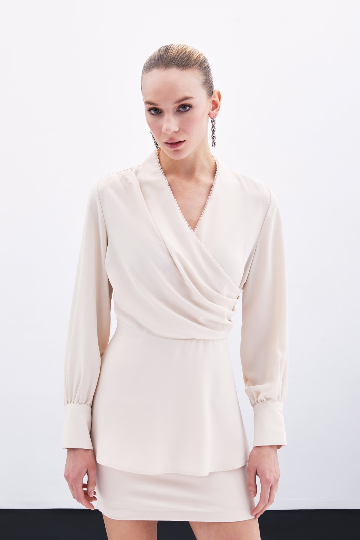 Boncuklu Yaka Kruvaze Bluz - Bej