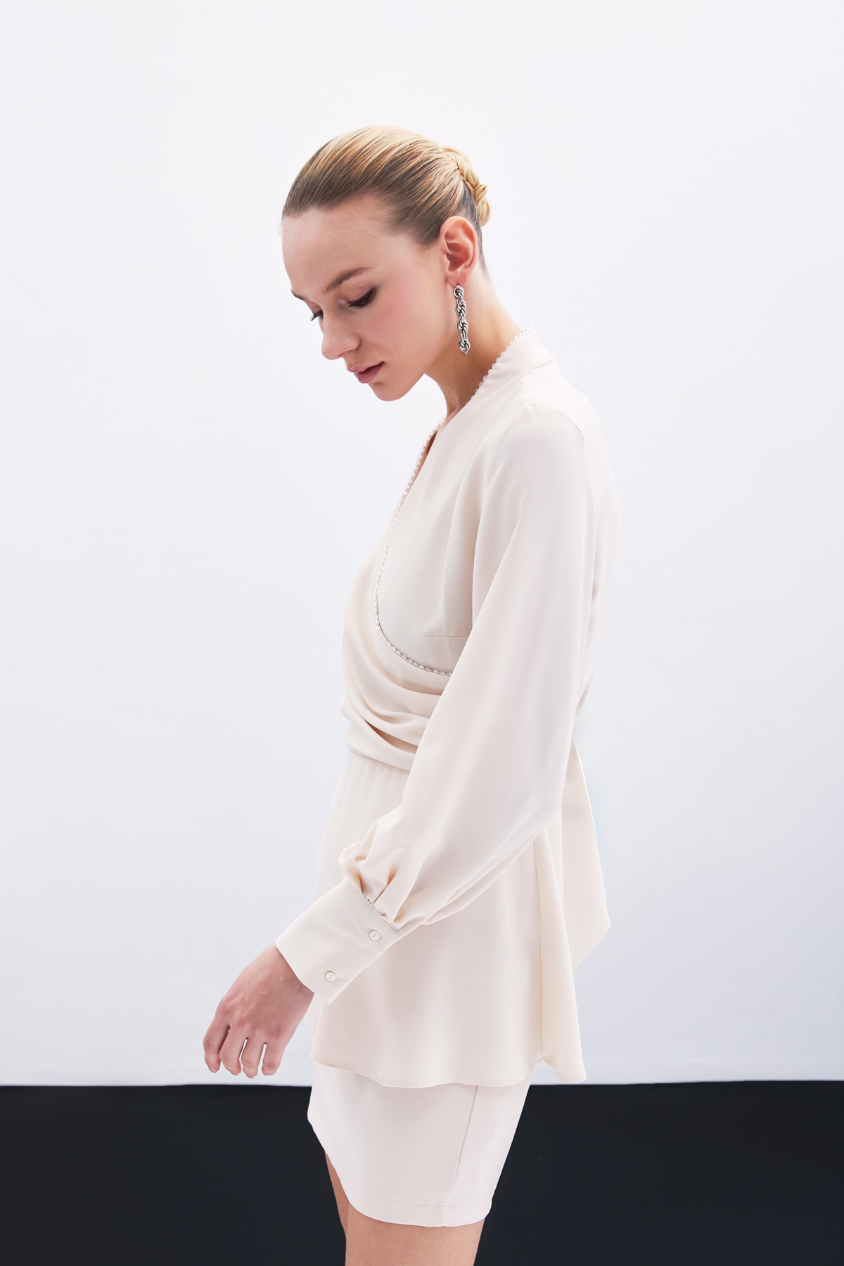 Boncuklu Yaka Kruvaze Bluz - Bej