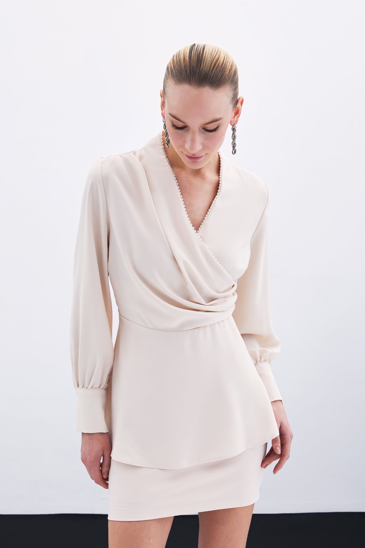 Boncuklu Yaka Kruvaze Bluz - Bej