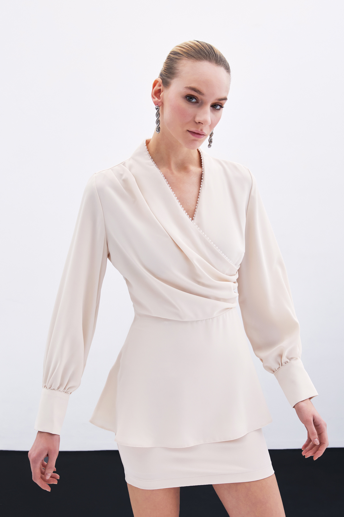 Boncuklu Yaka Kruvaze Bluz - Bej