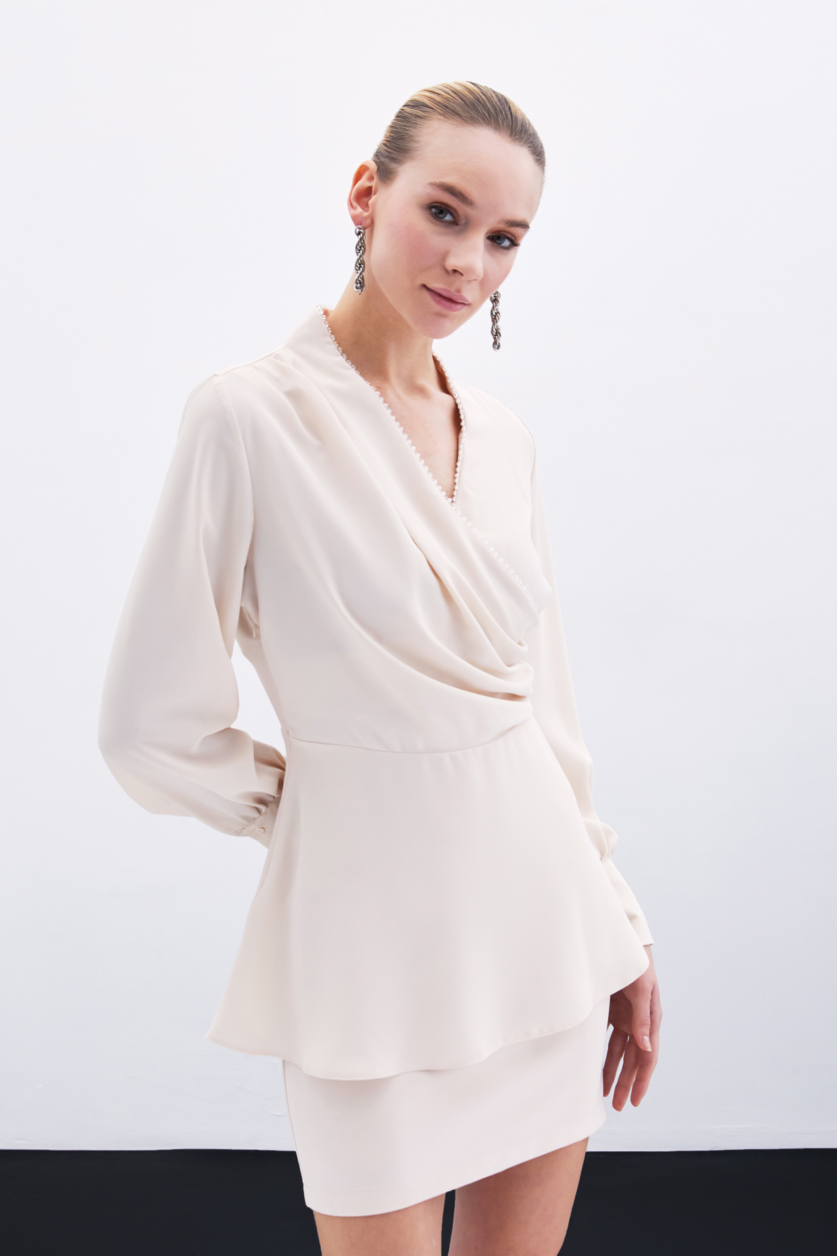 Boncuklu Yaka Kruvaze Bluz - Bej