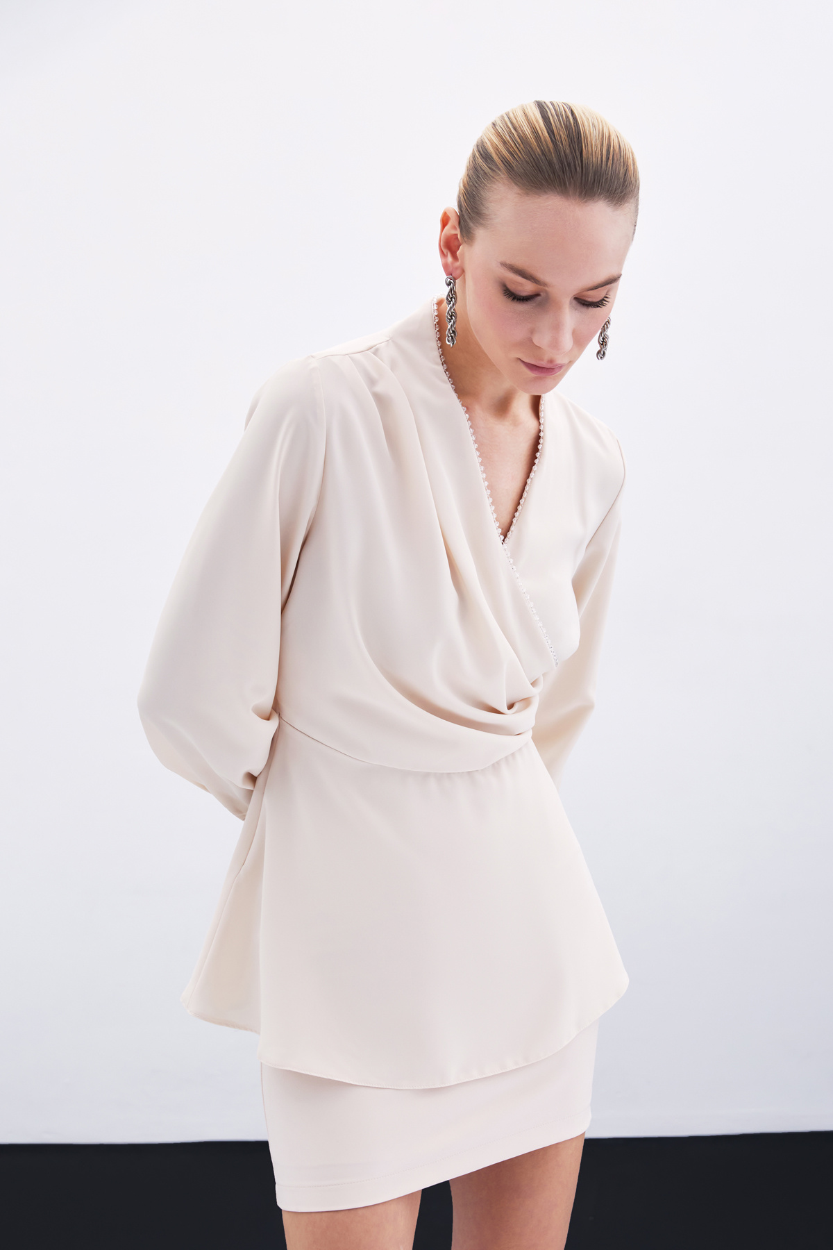 Boncuklu Yaka Kruvaze Bluz - Bej