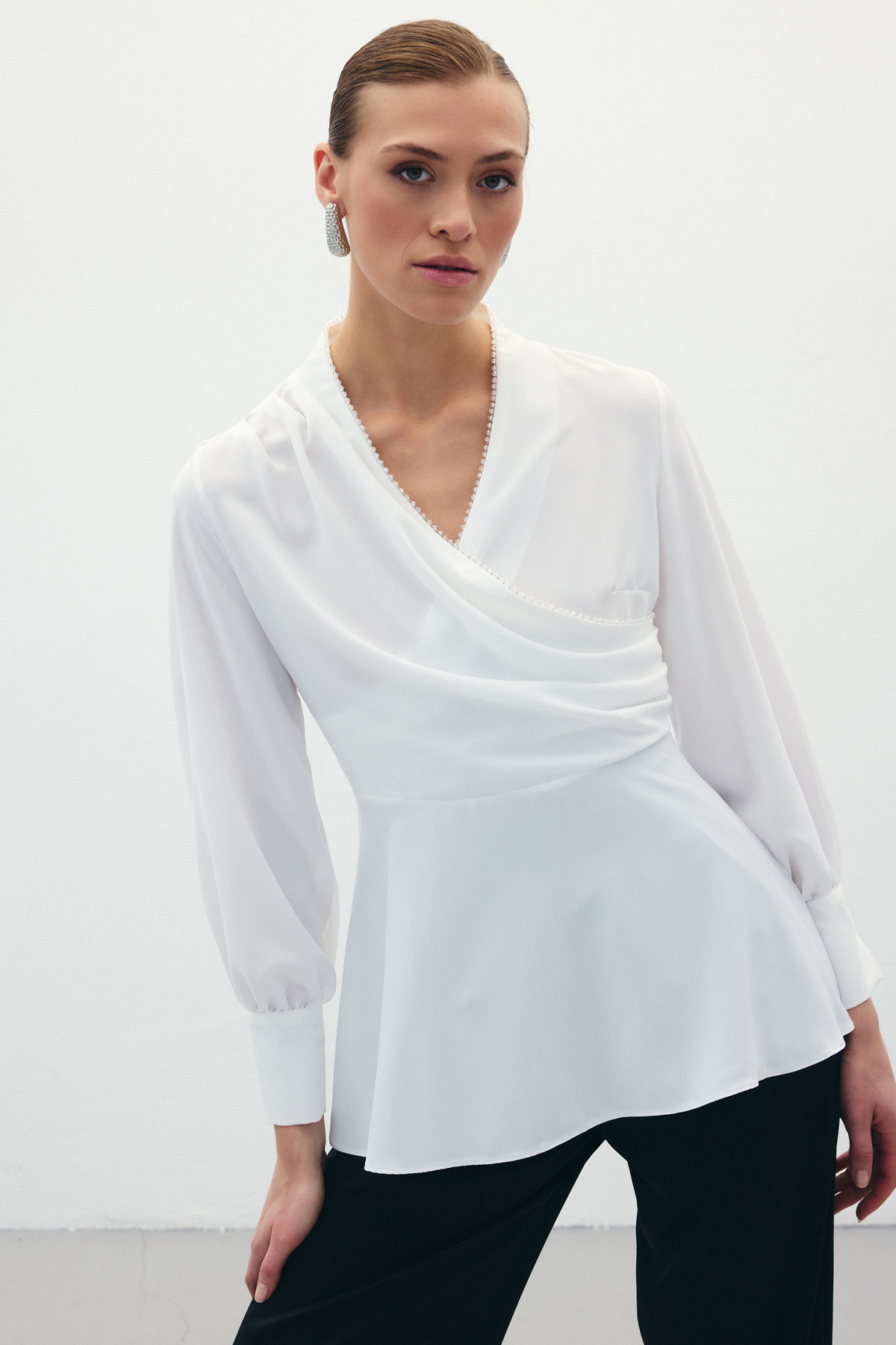 Boncuklu Yaka Kruvaze Bluz - Ekru