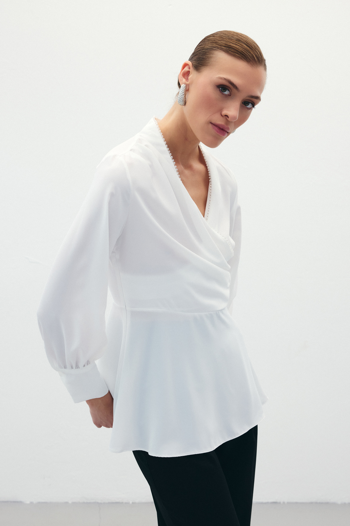 Boncuklu Yaka Kruvaze Bluz - Ekru