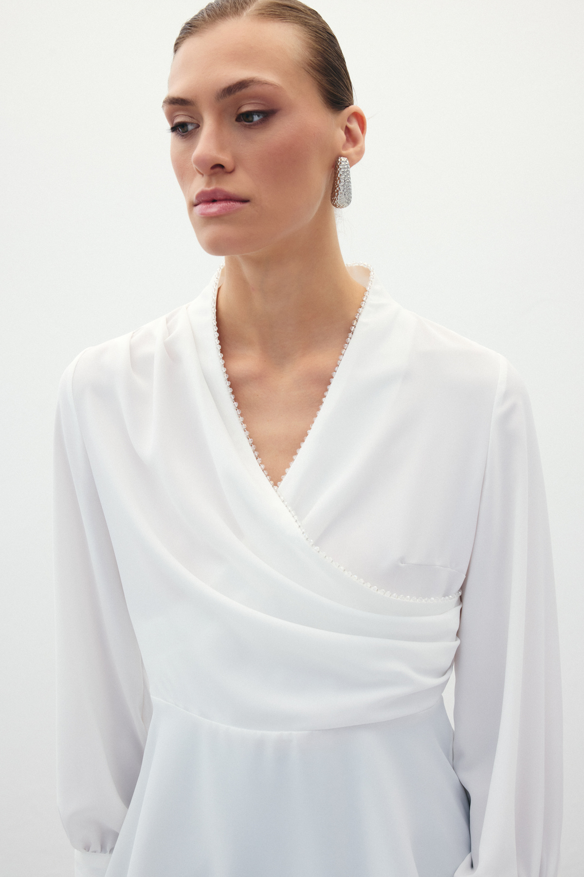 Boncuklu Yaka Kruvaze Bluz - Ekru