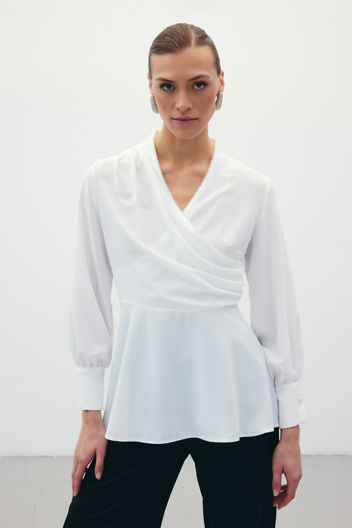 Boncuklu Yaka Kruvaze Bluz - Ekru