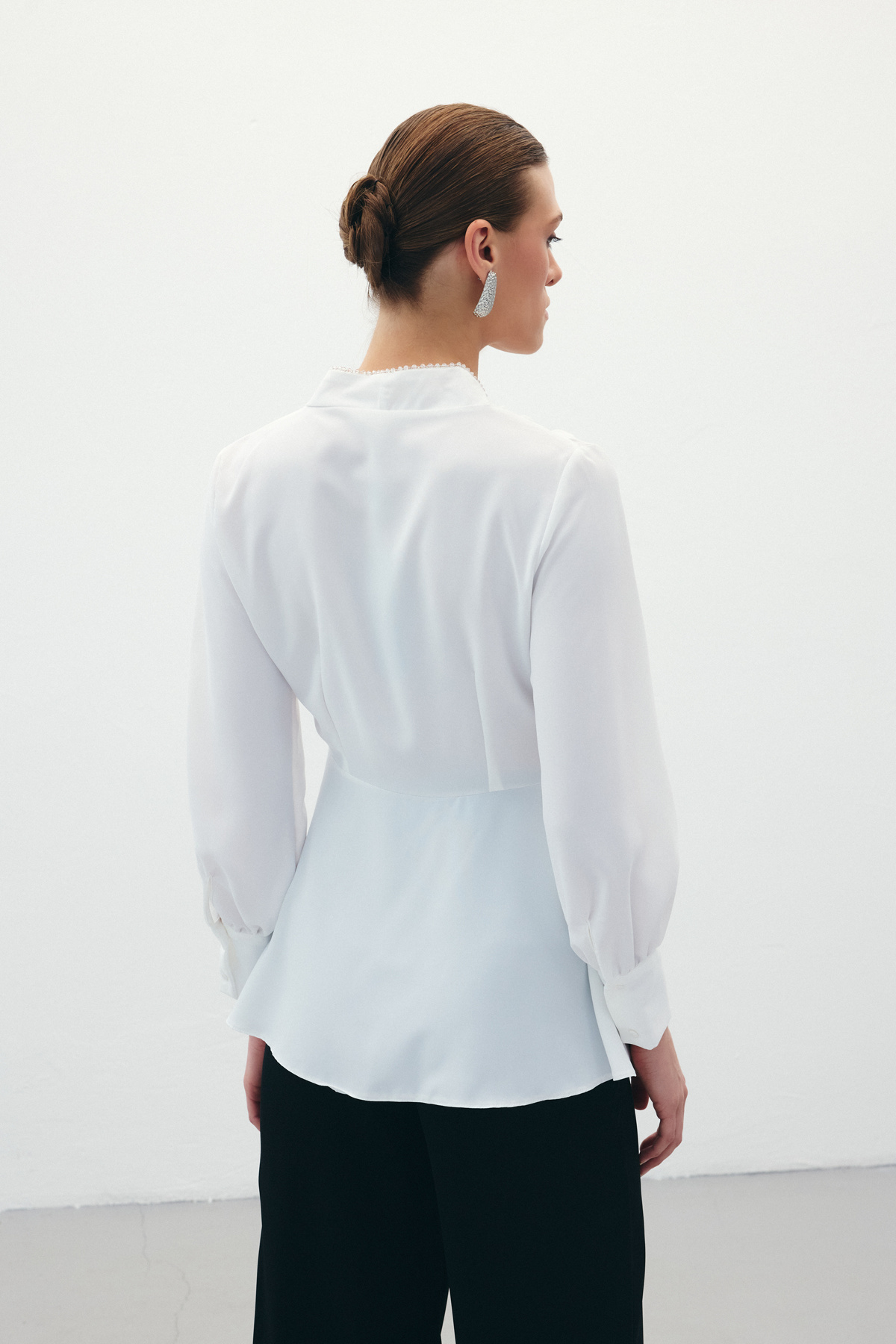 Boncuklu Yaka Kruvaze Bluz - Ekru