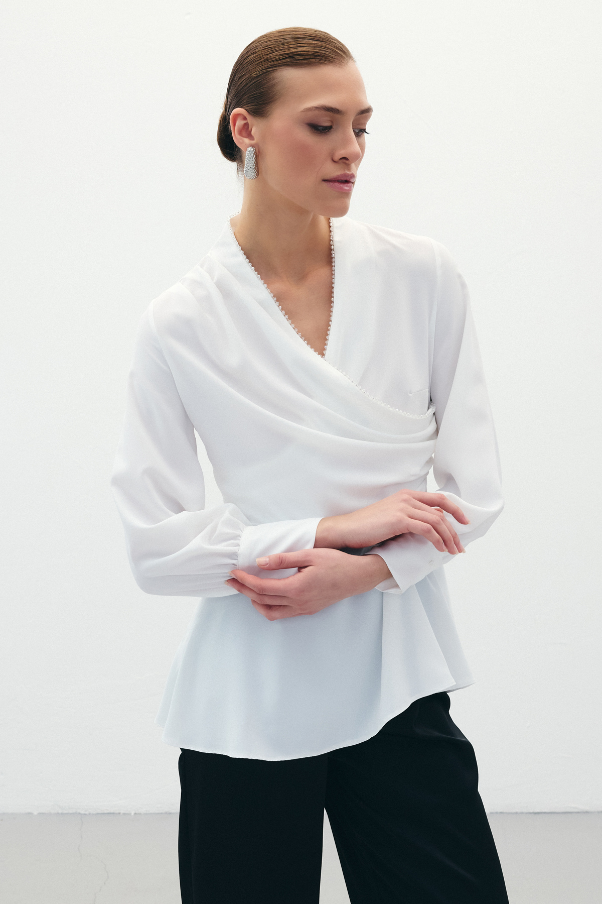 Boncuklu Yaka Kruvaze Bluz - Ekru