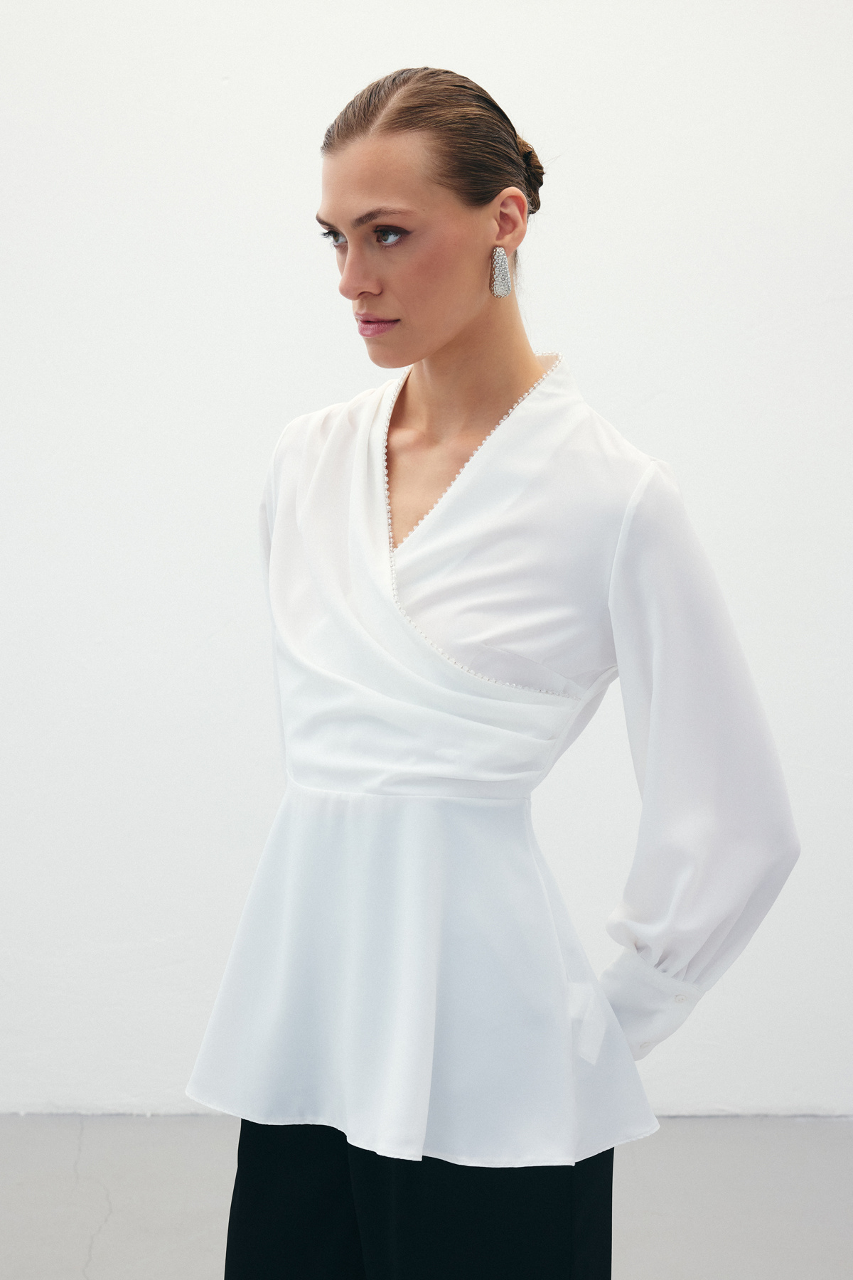 Boncuklu Yaka Kruvaze Bluz - Ekru